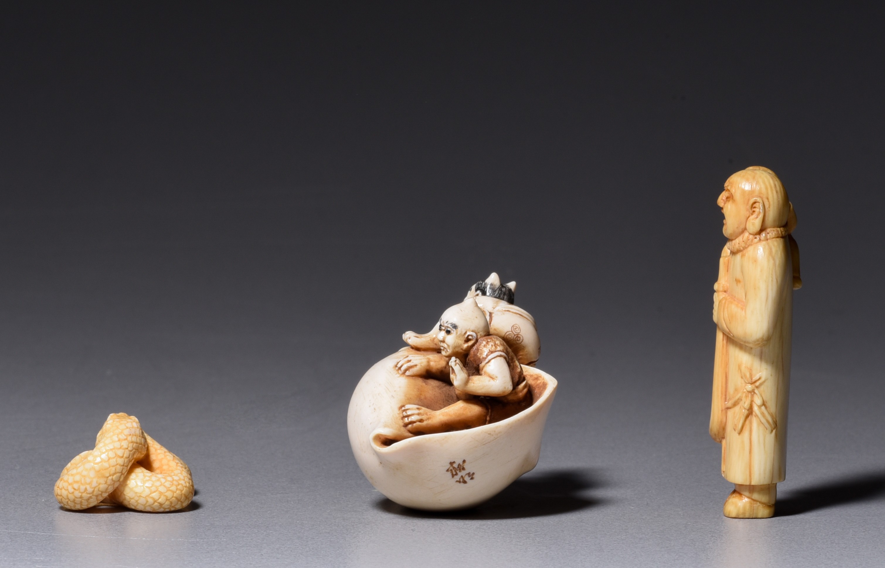 An ivory netsuke and two okimono, 19th/early 20thC, H 3,8 - 4,9 - 3 cm / 18g - 9g - 4g (+) - Image 2 of 6