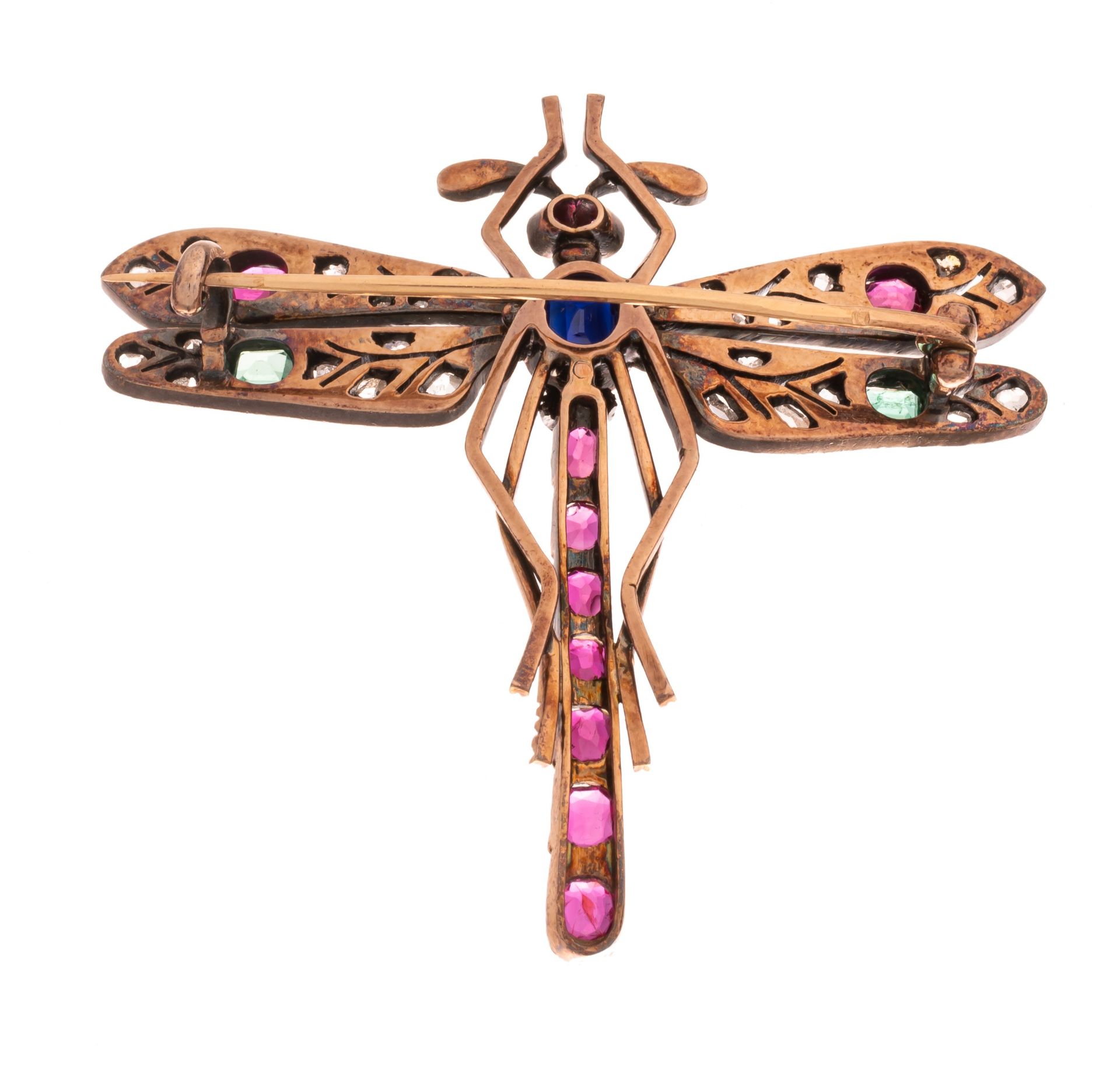 A dragonfly-shaped brooch in 18ct yellow gold, set with emeralds, rubies and sapphires, H 5,1 cm - 1 - Image 2 of 3