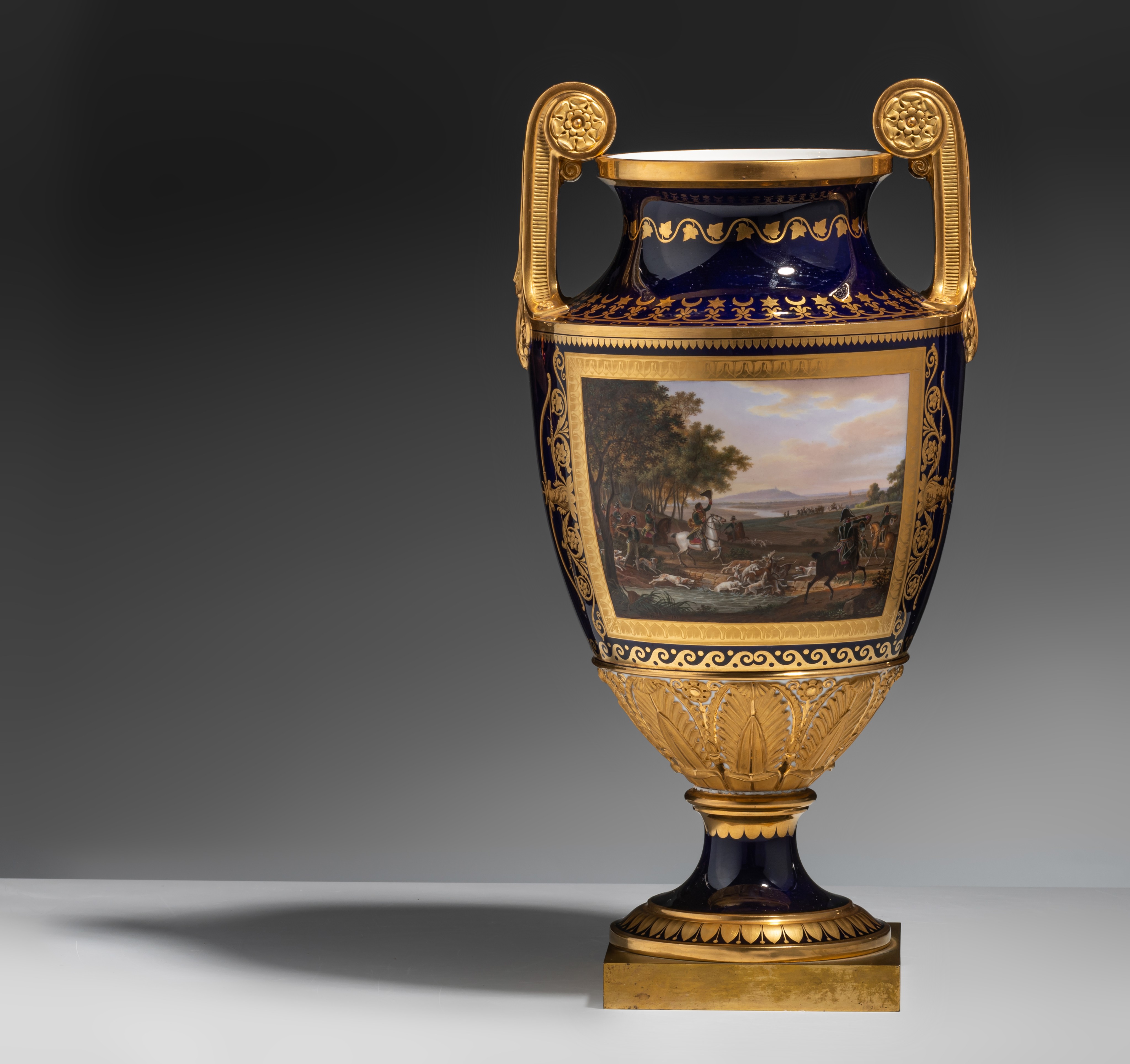 A very fine Empire Sèvres porcelain vase by Jean Charles Develly (1783-1862), 1819, H 44,5 cm - Image 2 of 7