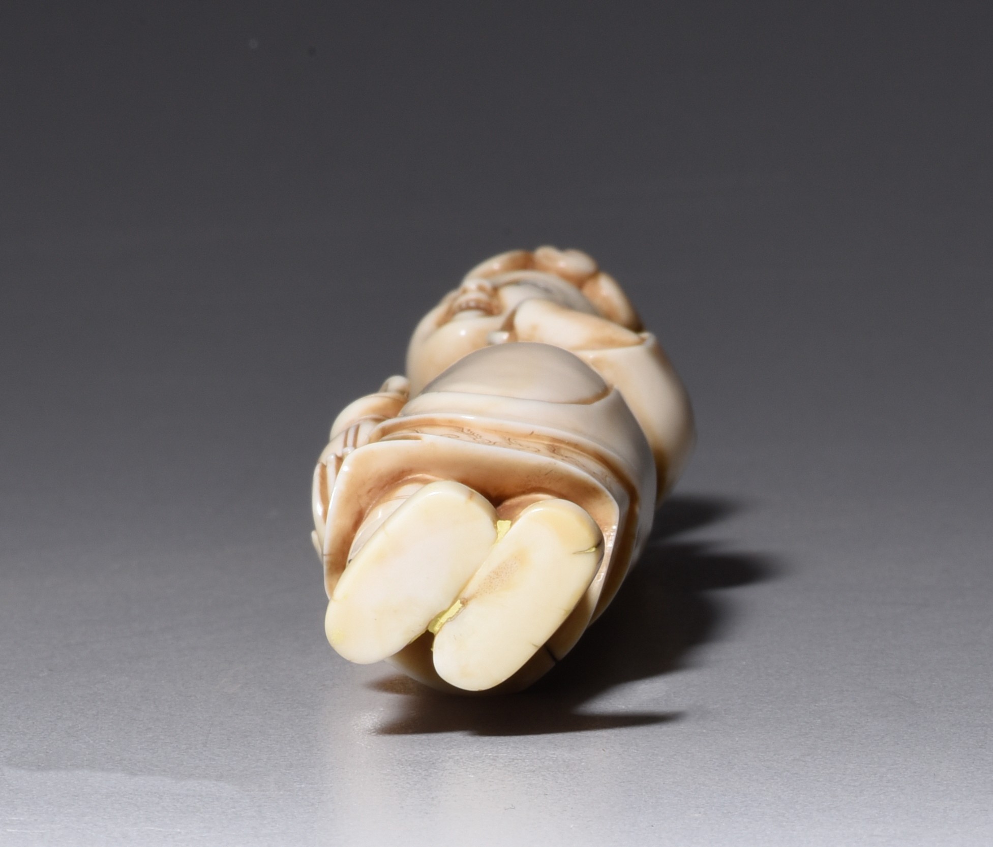 A Chinese ivory figure sculpted in Ming style, 19th century, H 14,2 cm, 79 g (+) - Image 5 of 6