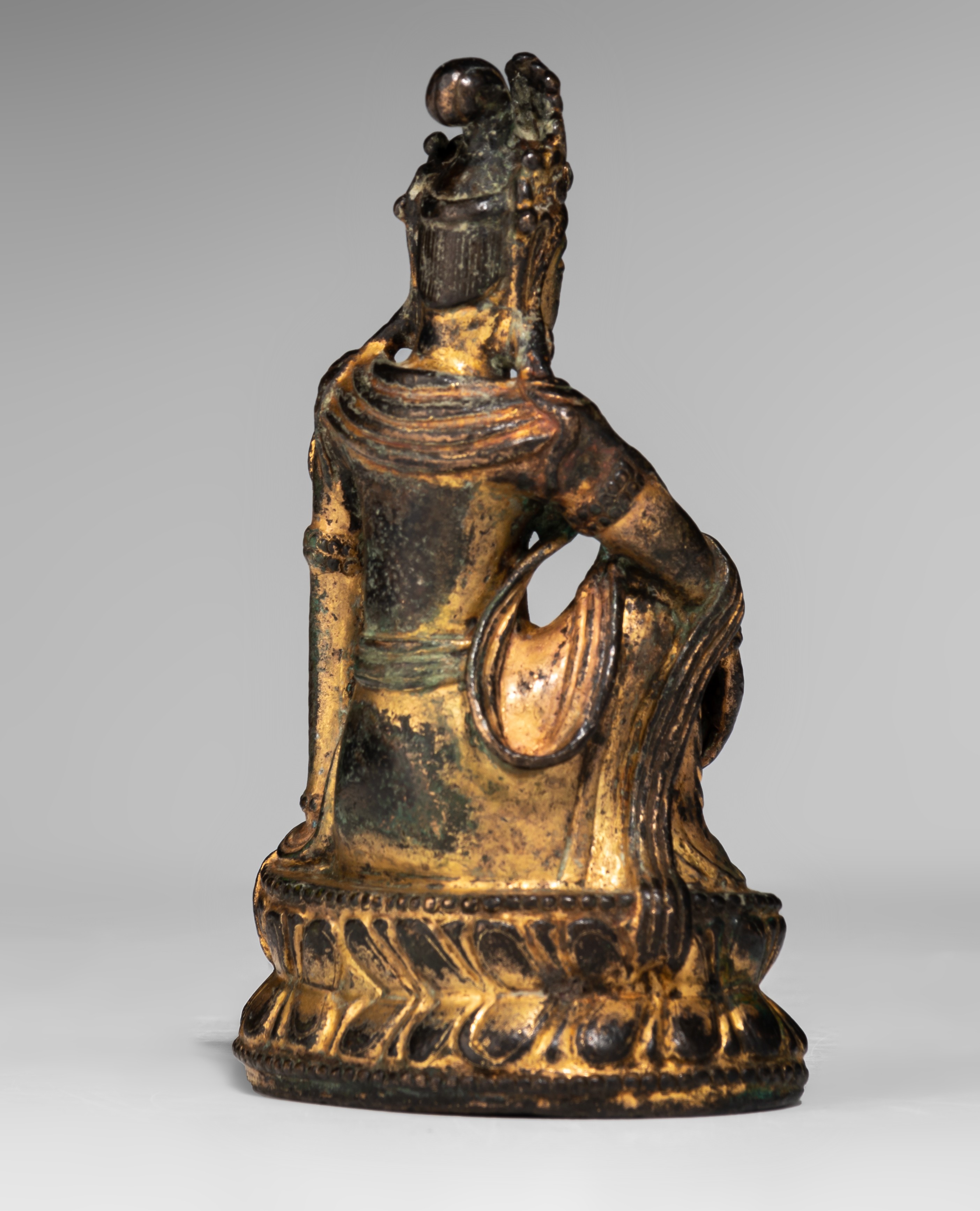 A Chinese Song style gilt-lacquered bronze figure of Bodhisattva Avalokiteshvara in Water Moon Form - Image 8 of 11