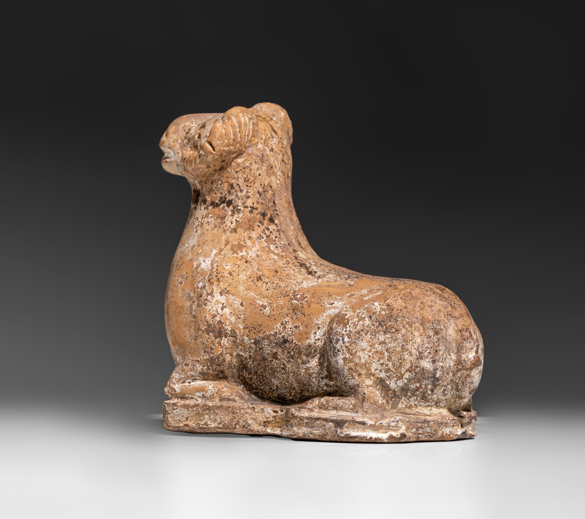 A Chinese Han pottery figure of a recumbent ram, Han dynasty, L 16 - H 11,9 cm - Image 6 of 9