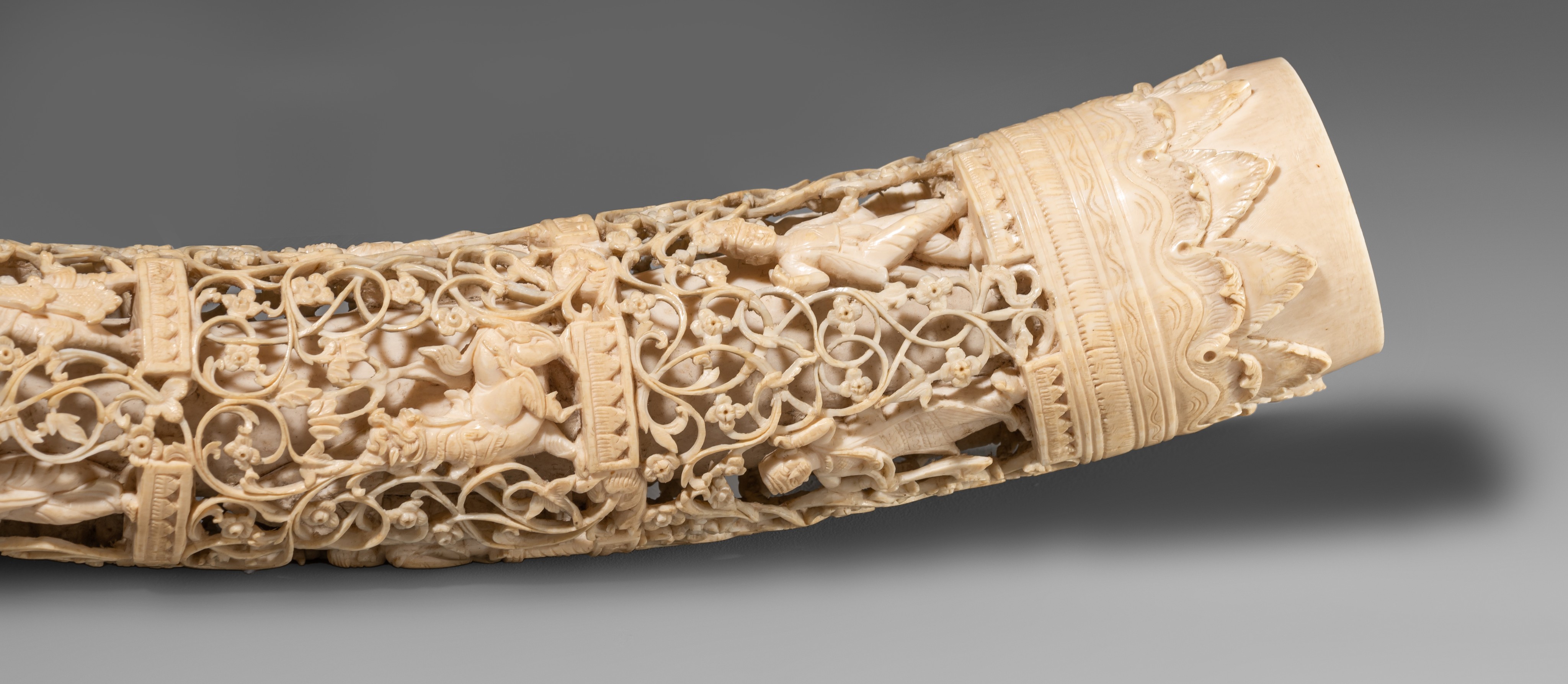 A Burmese sculpted ivory tusk, H 38,1 cm, 624 g, 19thC (+) - Image 7 of 9