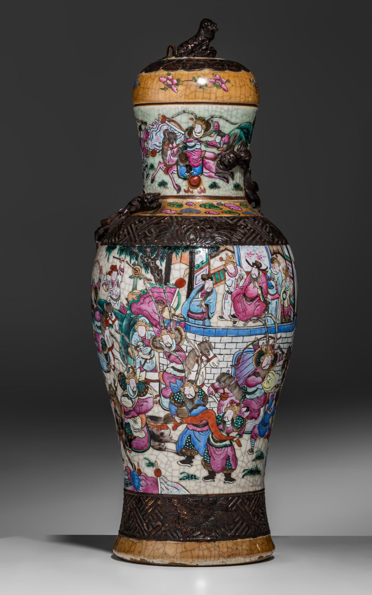 A Chinese famille rose 'Battle scene' Nanking stoneware lidded vase, 19thC, Total H 66 cm - Bild 2 aus 10