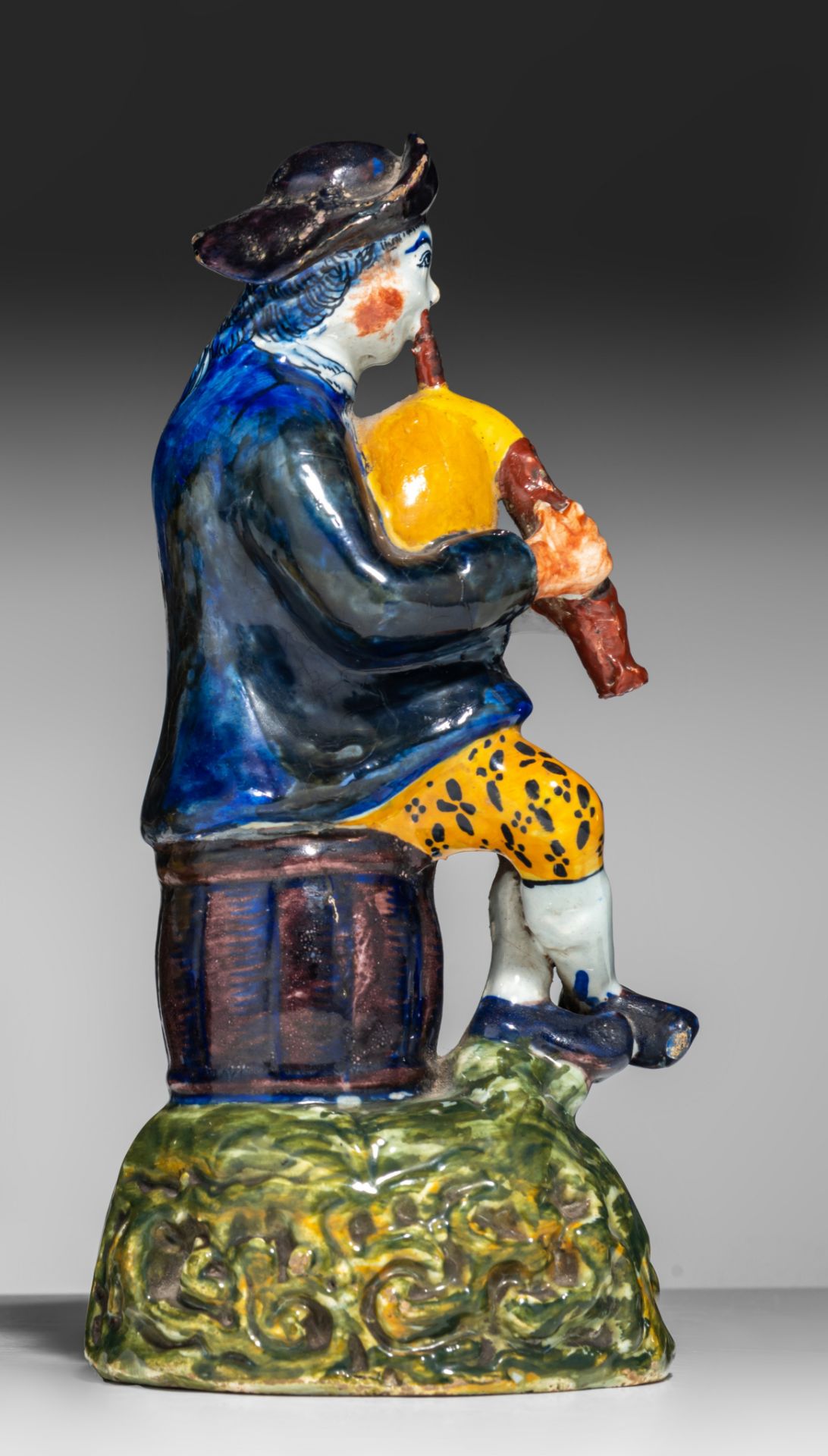 An 18thC Dutch Delft polychrome decorated figurine of a bagpiper, H 21 cm - Bild 7 aus 10