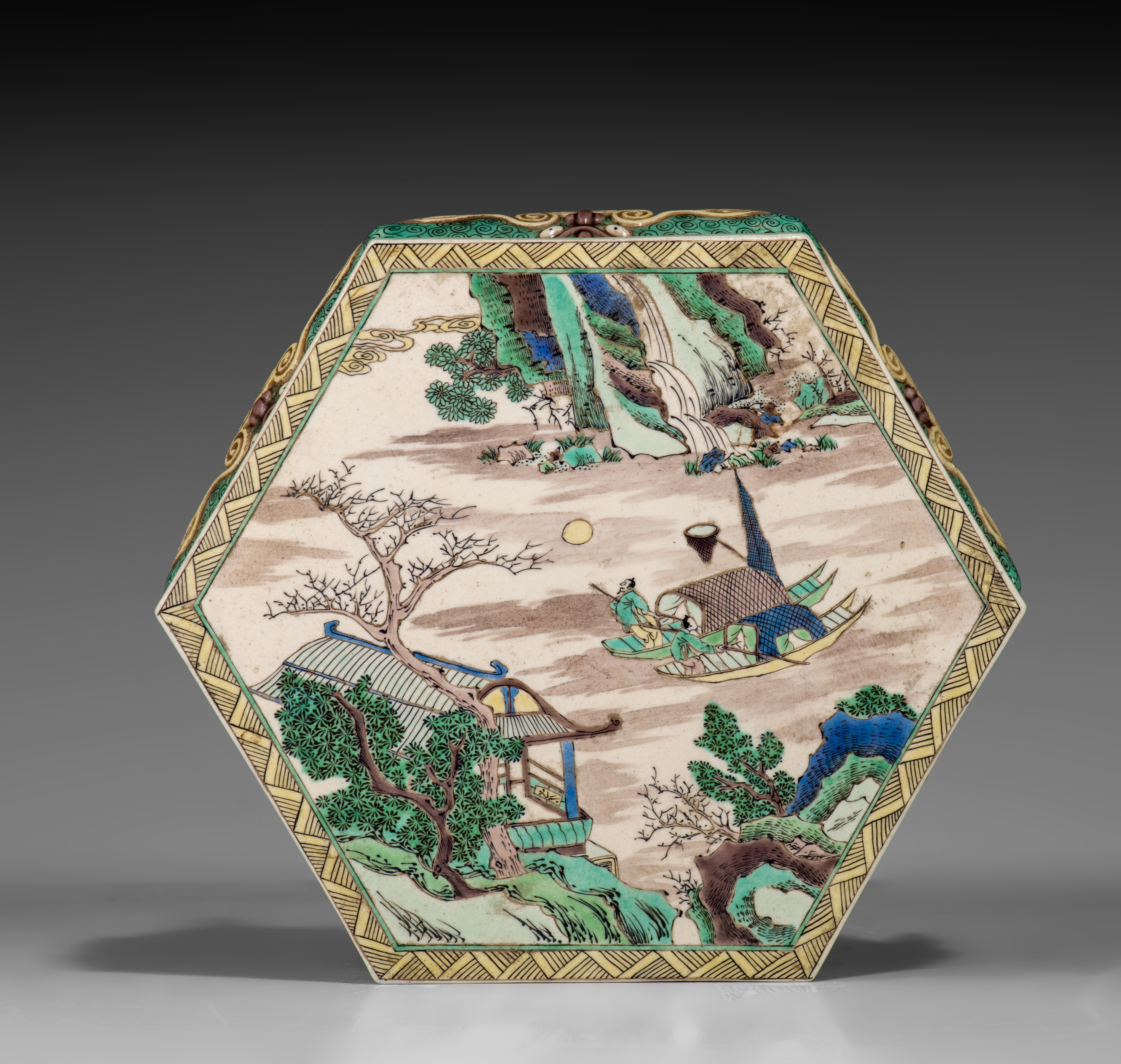 A Chinese famille verte hexagonal stand, raised on dragon feet, Republic period, W 22 - H 7,5 cm - Image 7 of 10