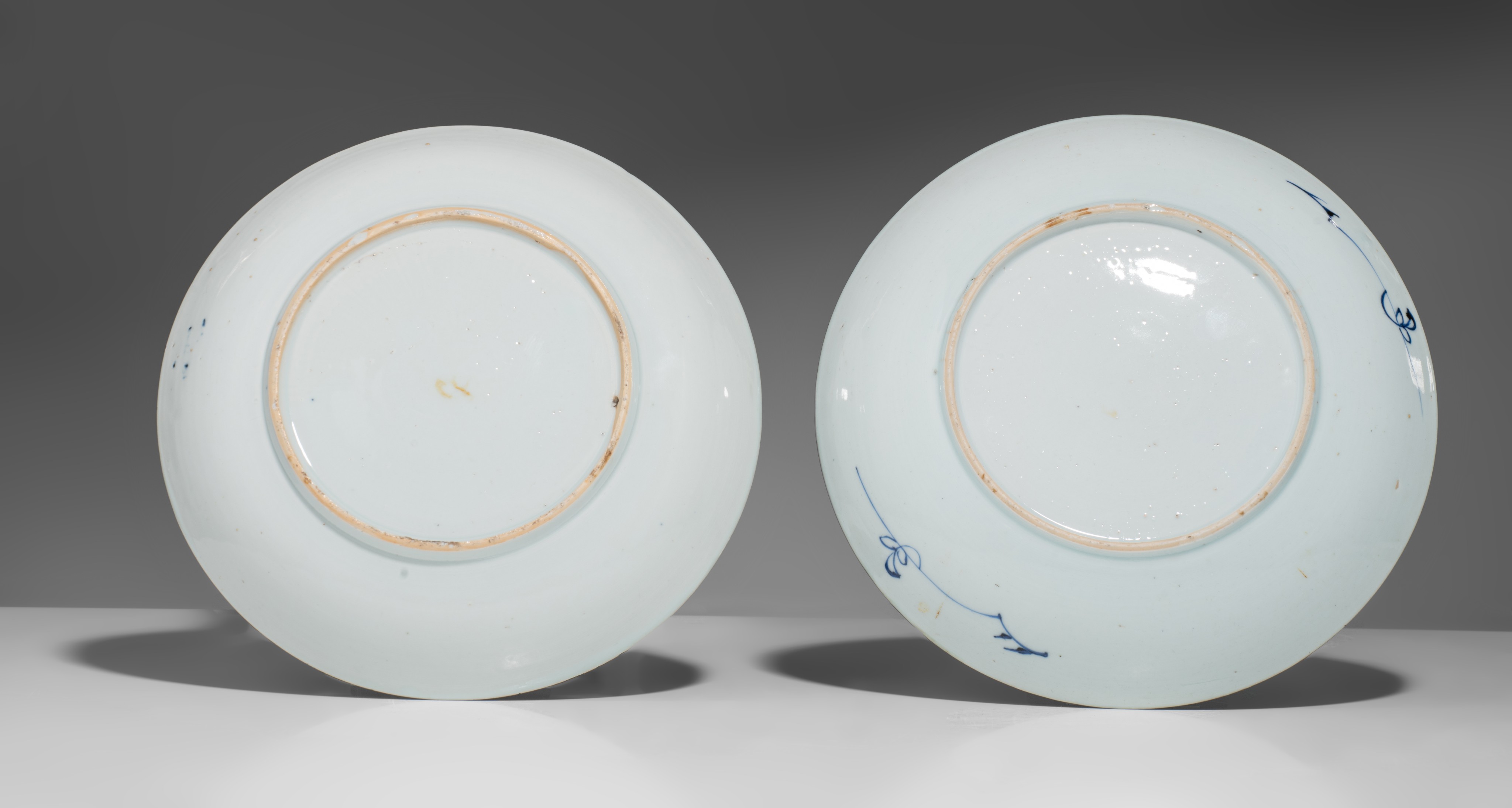 A collection of Chinese Imari and blue and white export ware, 18thC, largest ø 29 cm (6) - Image 11 of 11