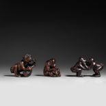Three netsuke in exotic hardwood depicting monkeys, 20thC, W 5,2 cm - 6,7 cm - 3,8 cm