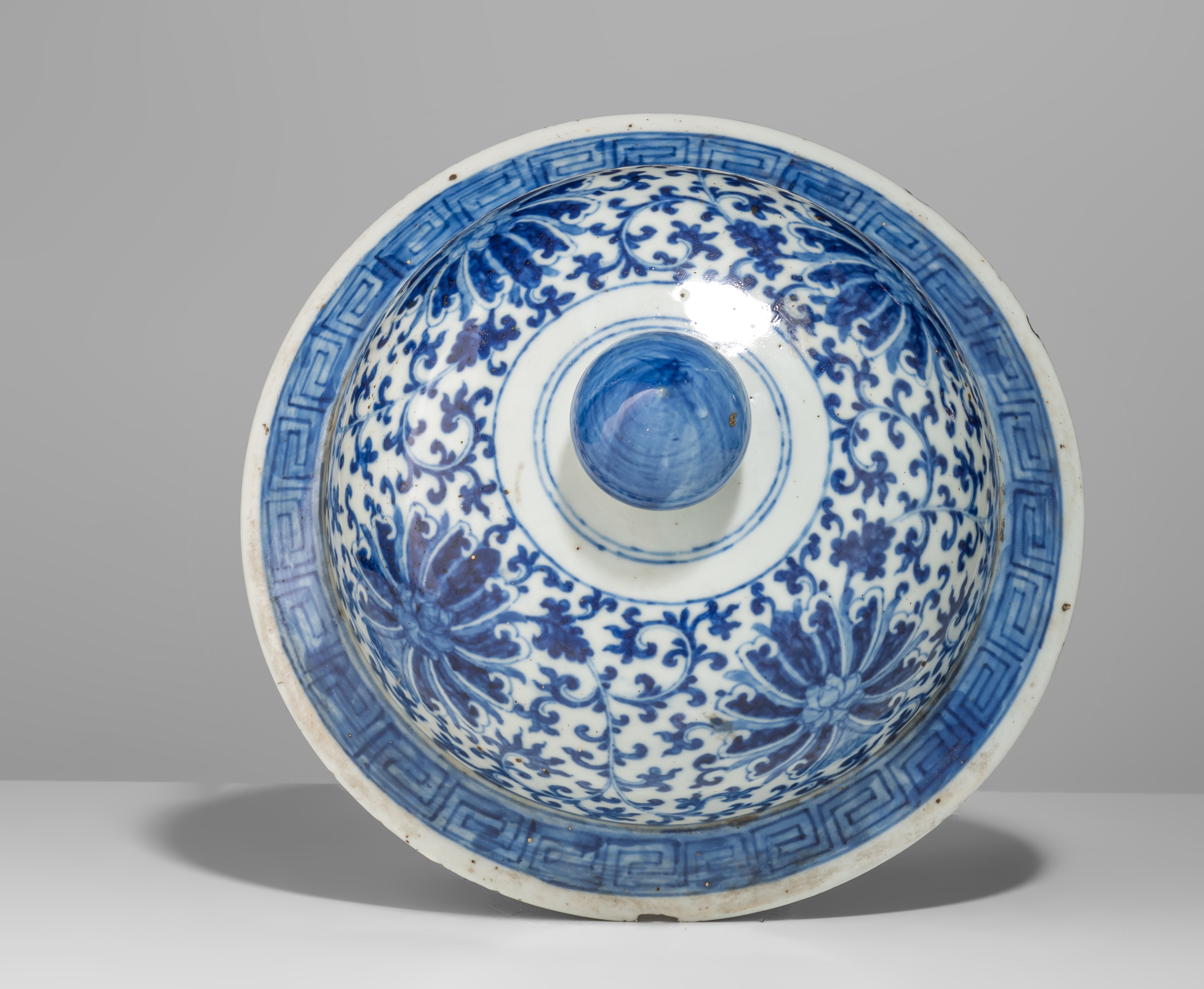 A Chinese blue and white 'Lotus Scroll' covered vase, late 18thC, H 63,5 cm - Image 9 of 9