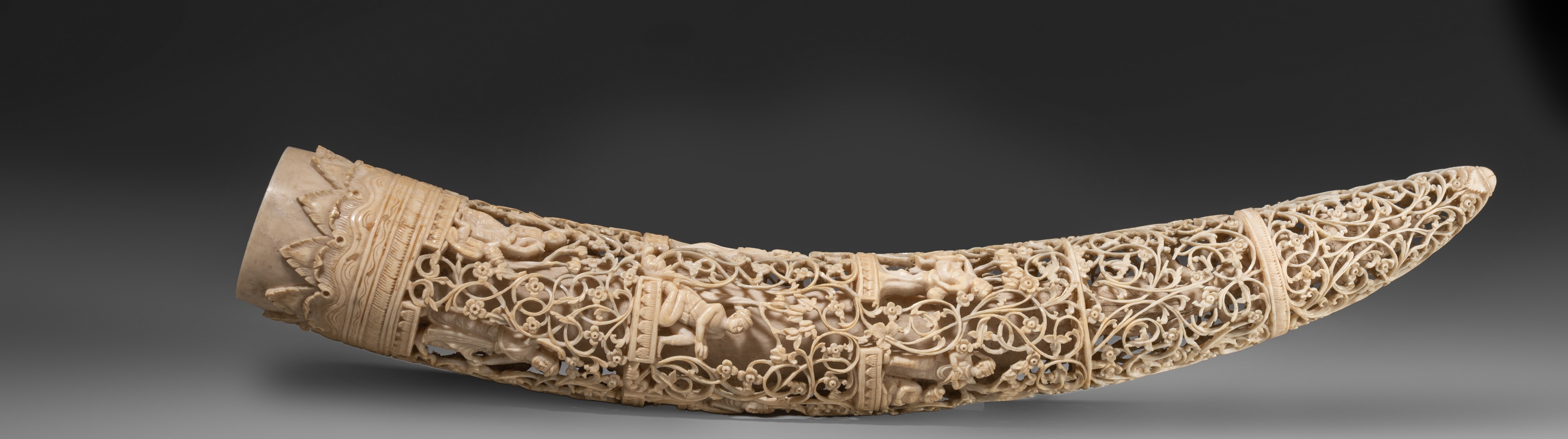 A Burmese sculpted ivory tusk, H 38,1 cm, 624 g, 19thC (+) - Image 4 of 9