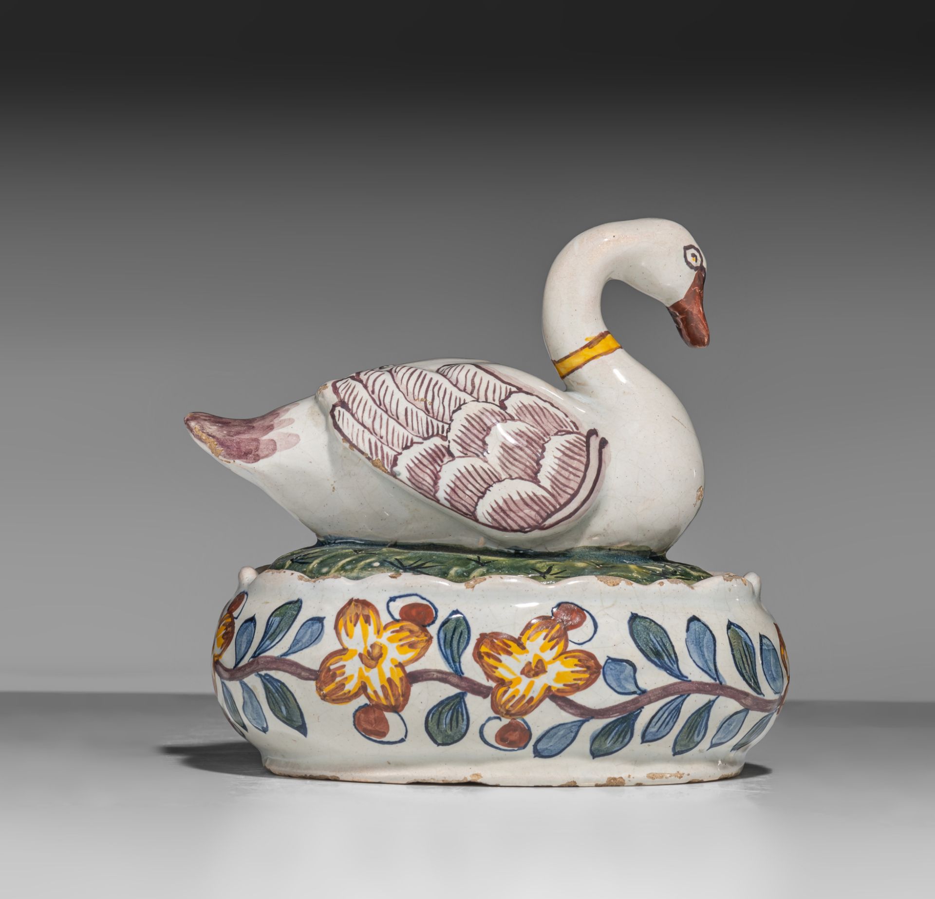 A polychrome Dutch Delft 'swan' butter tub and cover, 18thC, H 11,5 cm - Bild 6 aus 12