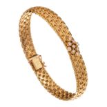 A braided bracelet in 18ct yellow gold, set with nine brilliant cut diamonds, 28,9 g