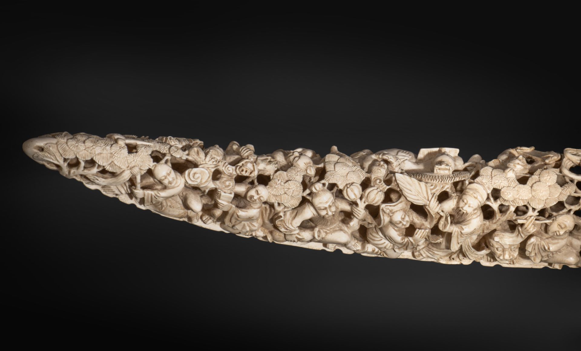 A Chinese sculpted tusk, 1,30 m (outer arch), 1,13 m (inner arch), circumference 39 cm, 5700 g (+) - Image 15 of 15