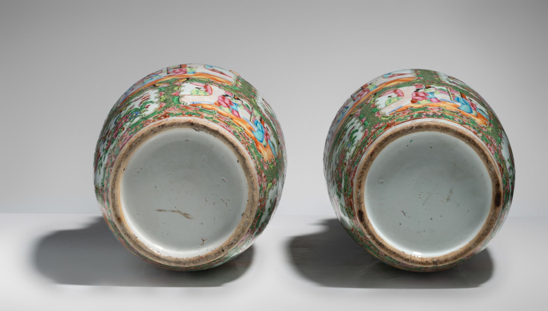 A pair of Chinese Canton lidded vases, 19thC, H 50 cm - Bild 7 aus 9