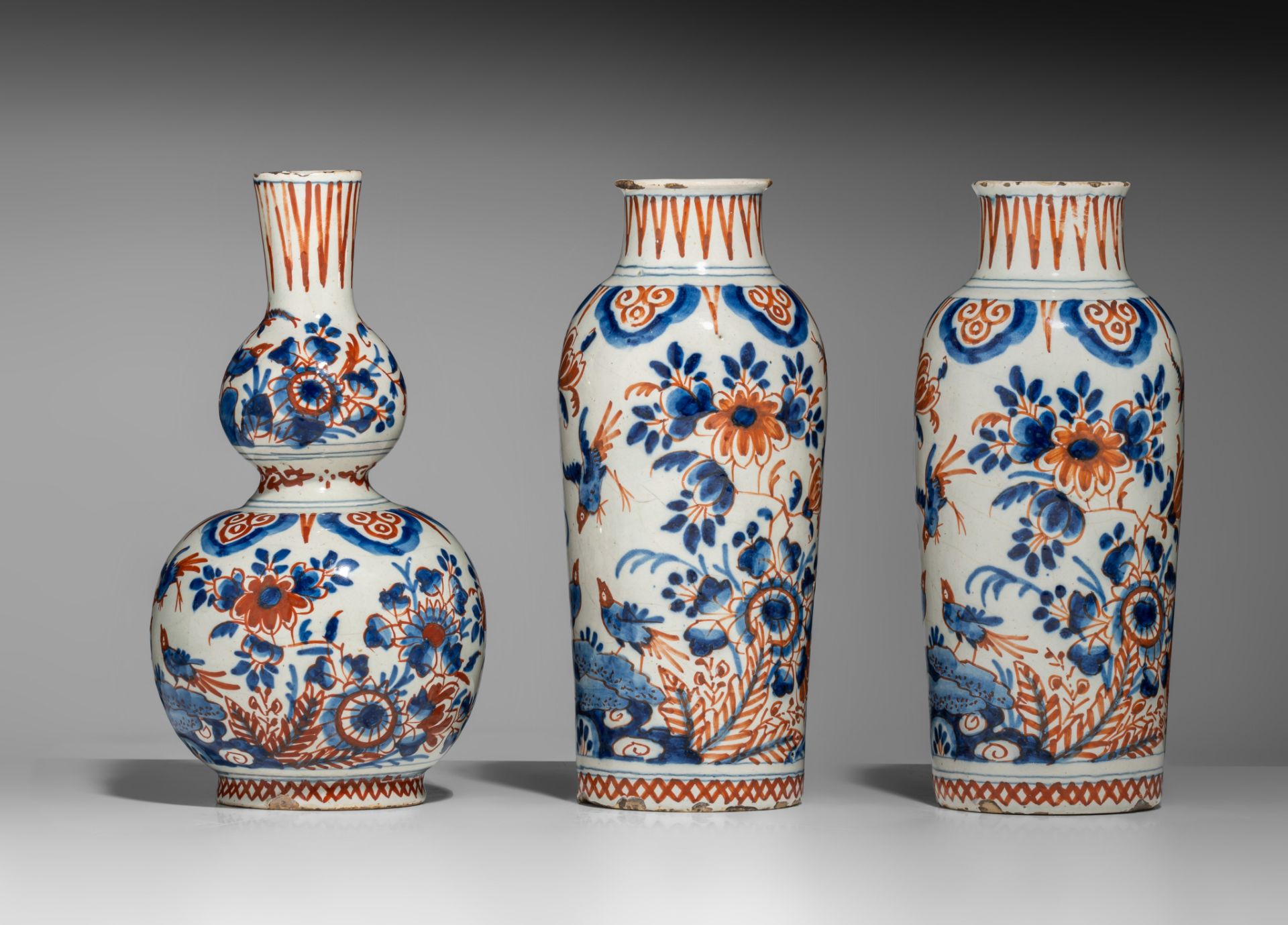 An 18thC Dutch Delft Imari-style cabinet set, H 22 cm - Image 3 of 10