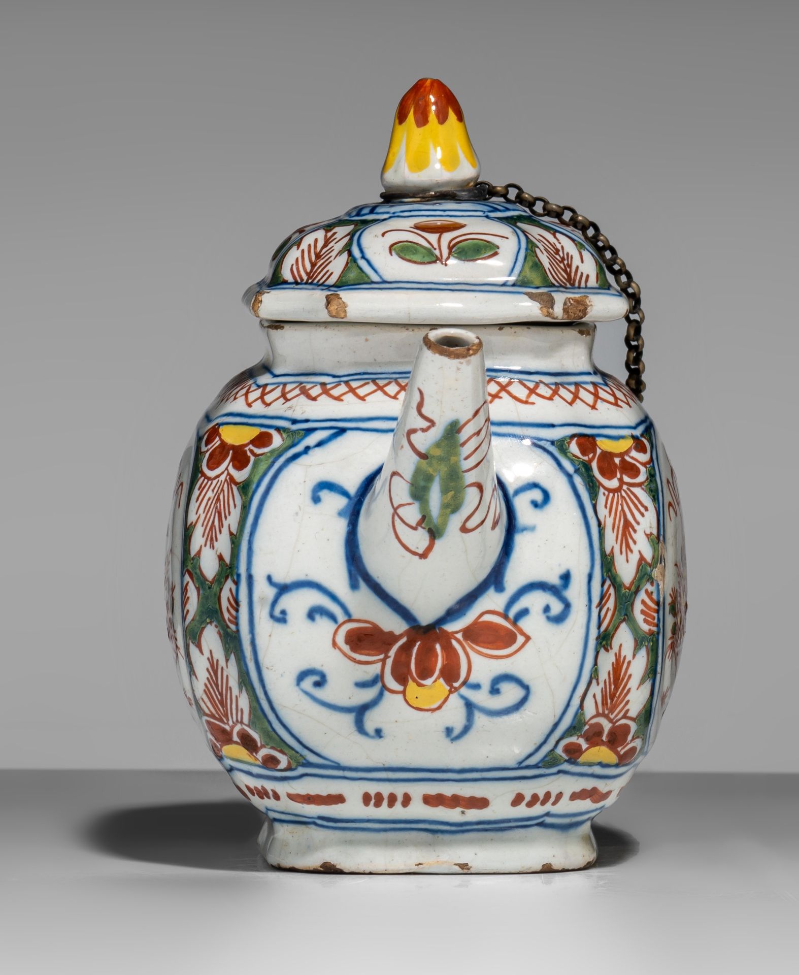 An 18thC Dutch Delft chinoiserie teapot, H 13 cm - Image 3 of 13