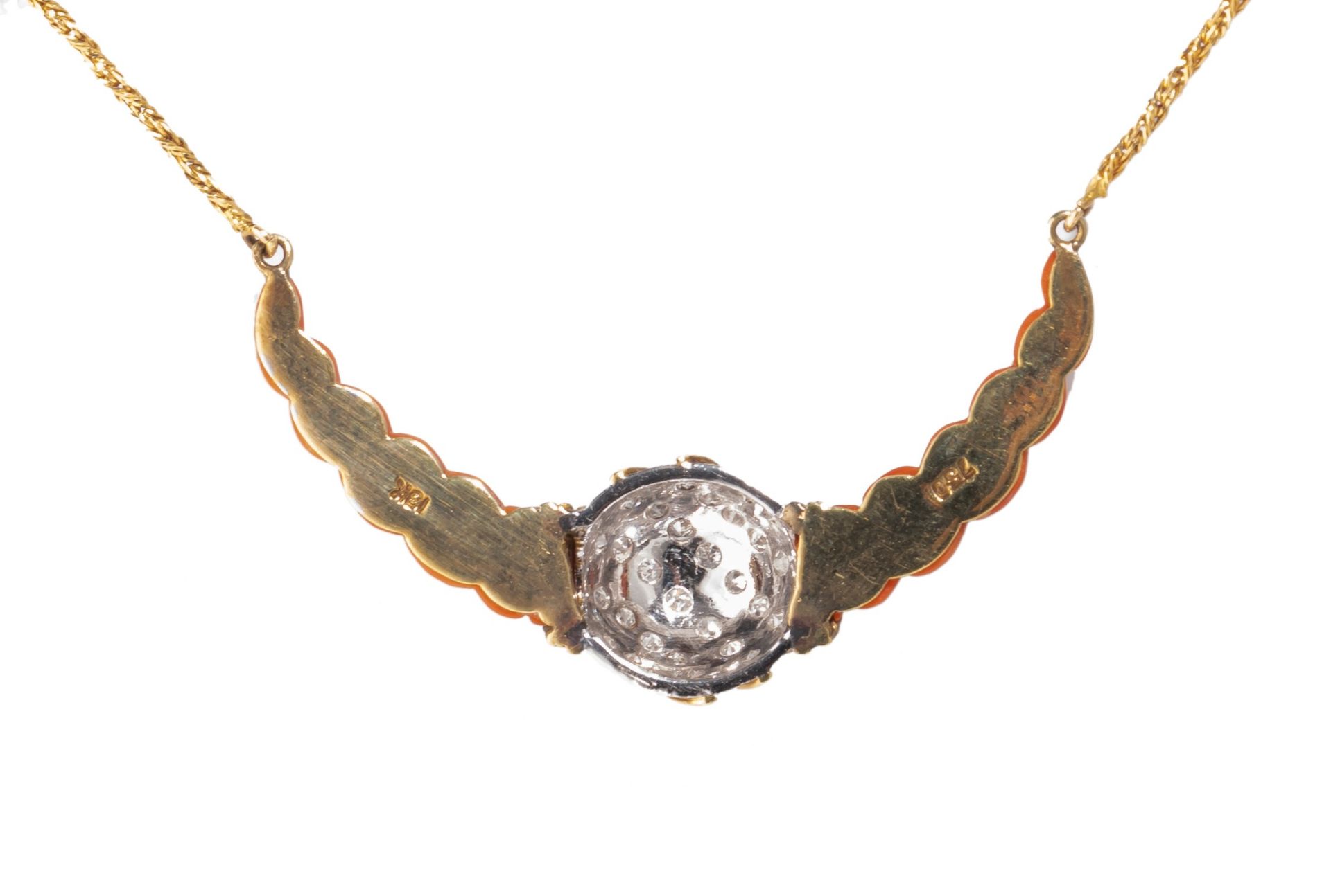 An 18ct yellow gold necklace, the pendant set with corals and brilliant-cut diamonds, L 45,7 Cm - Image 4 of 7