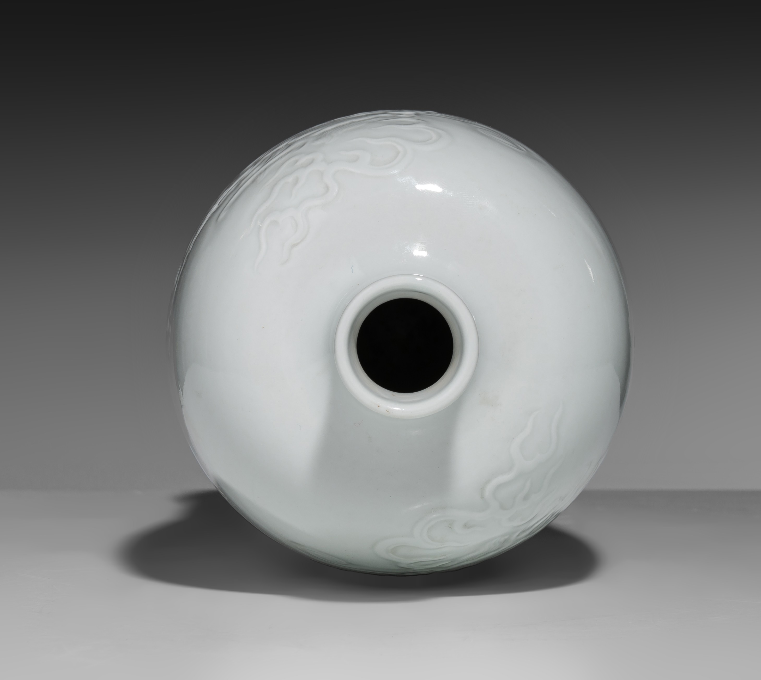 A fine Chinese 'Dragon' anhua tianbai-glazed meiping vase, with a Kangxi mark, Total H 22 cm - Image 3 of 4