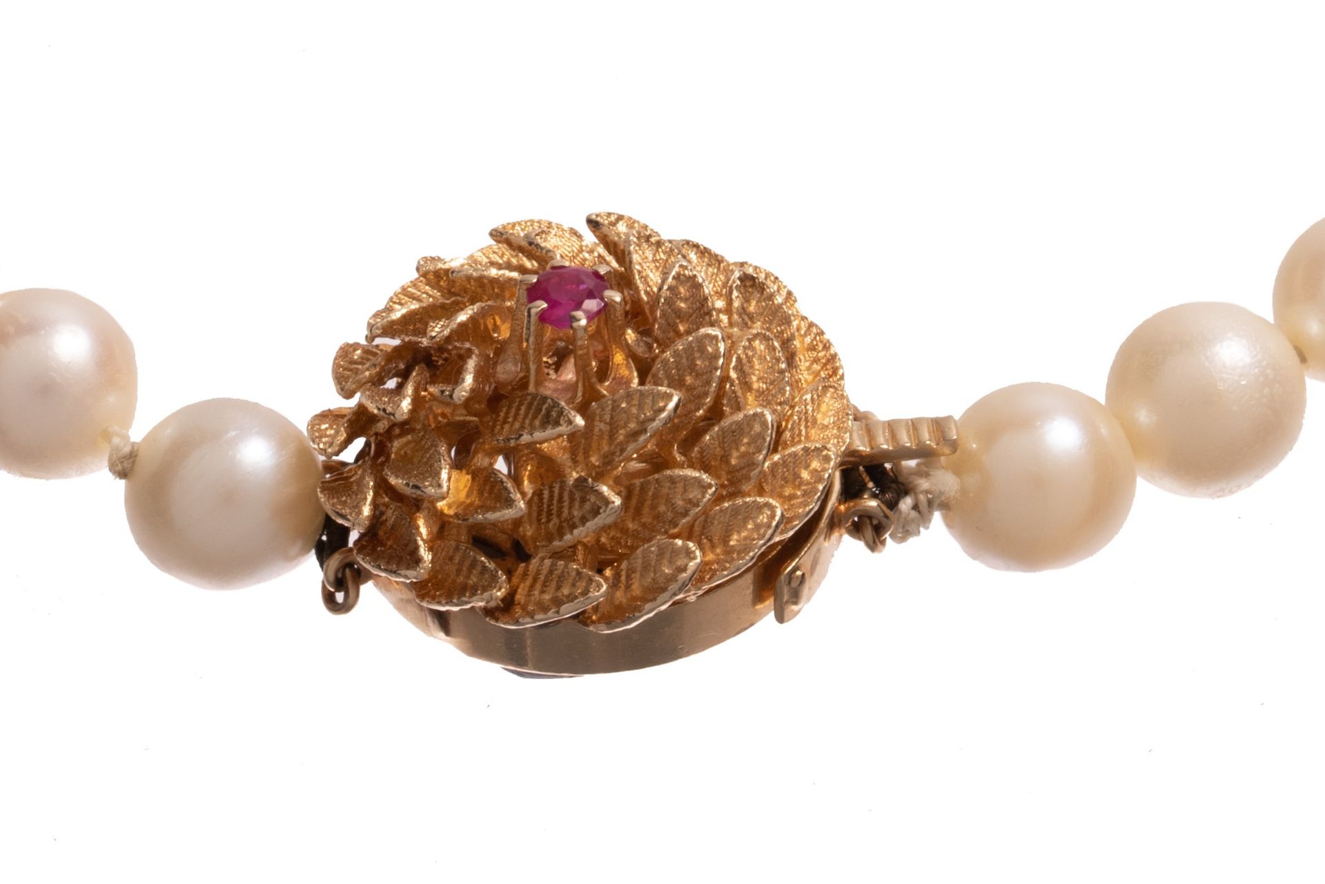 A pearl necklace with a 14ct gold floral-shaped extender, set with a ruby, 71,5 cm - 82,8 g - Image 3 of 4