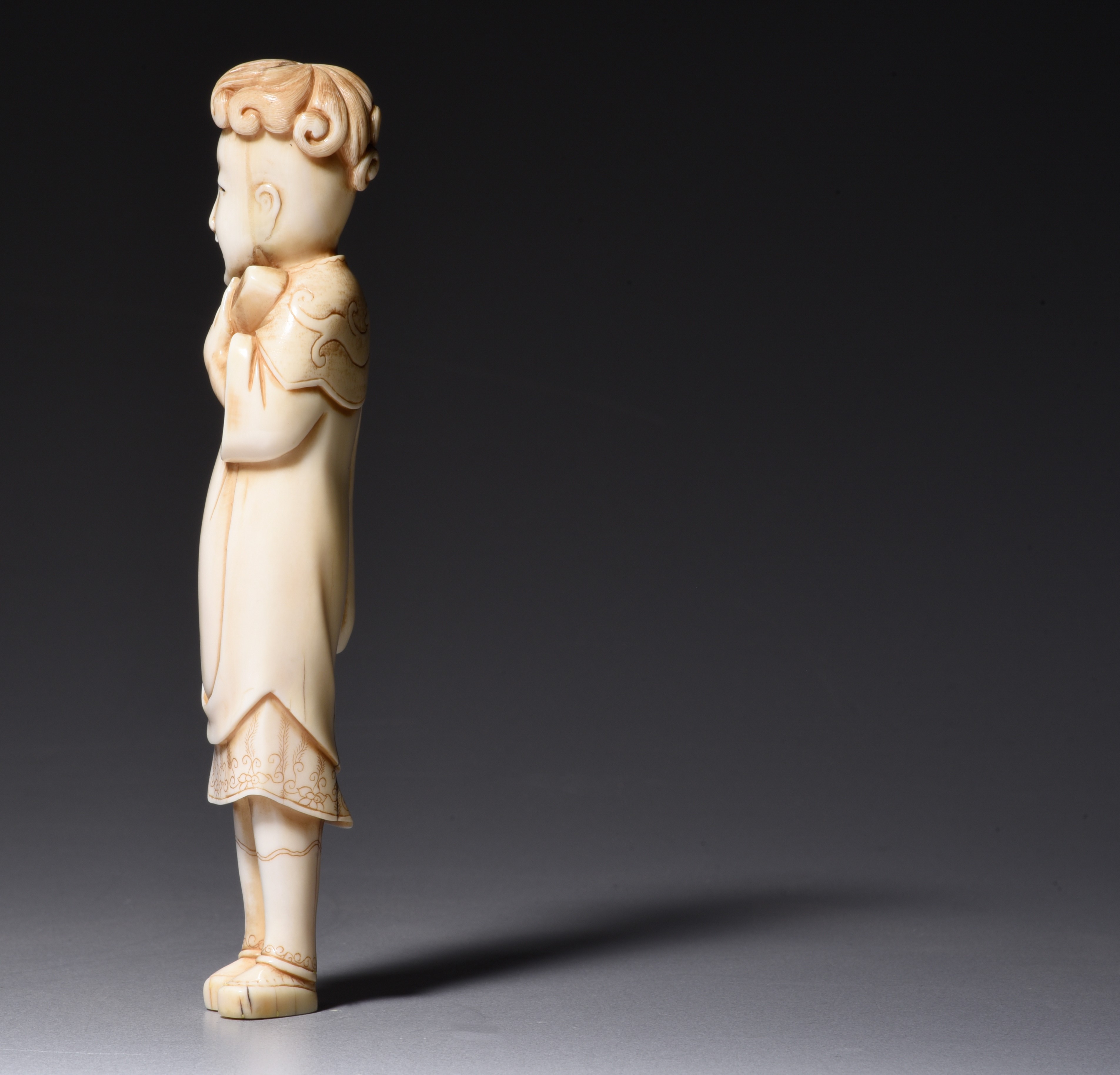 A Chinese ivory figure sculpted in Ming style, 19th century, H 14,2 cm, 79 g (+) - Image 6 of 6