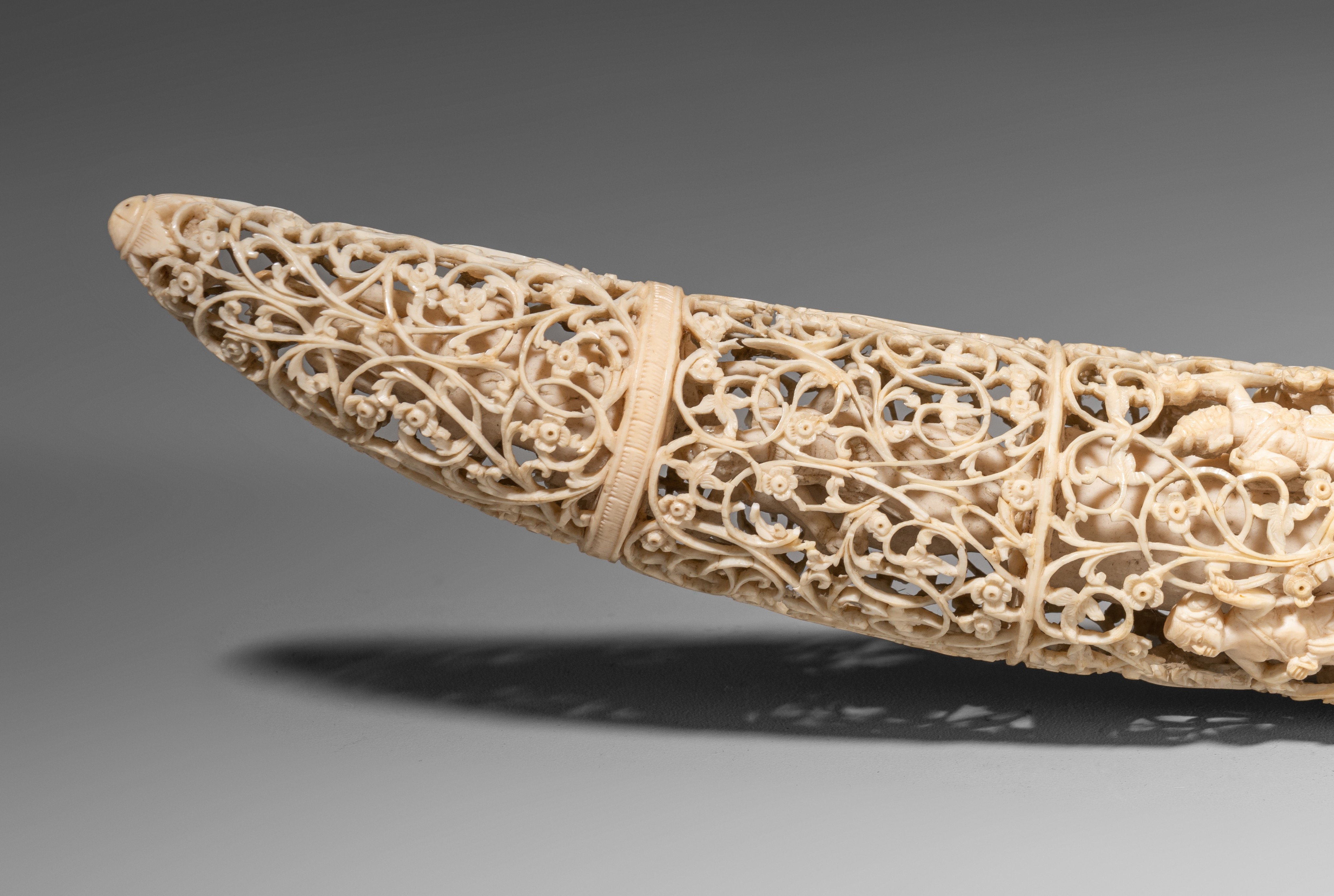 A Burmese sculpted ivory tusk, H 38,1 cm, 624 g, 19thC (+) - Image 6 of 9