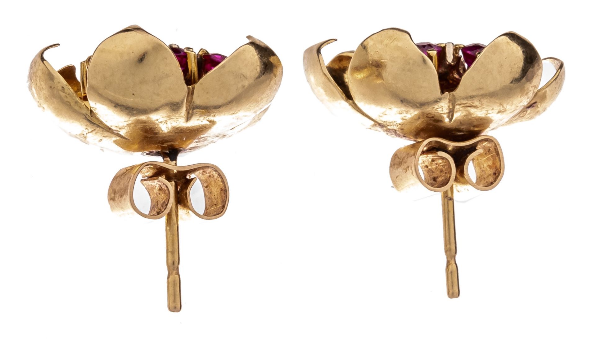 A pair of floral-shaped earrings in 18ct yellow gold, with a diamond and rubies, ø 1,9 cm, 6,9 g - Image 4 of 4