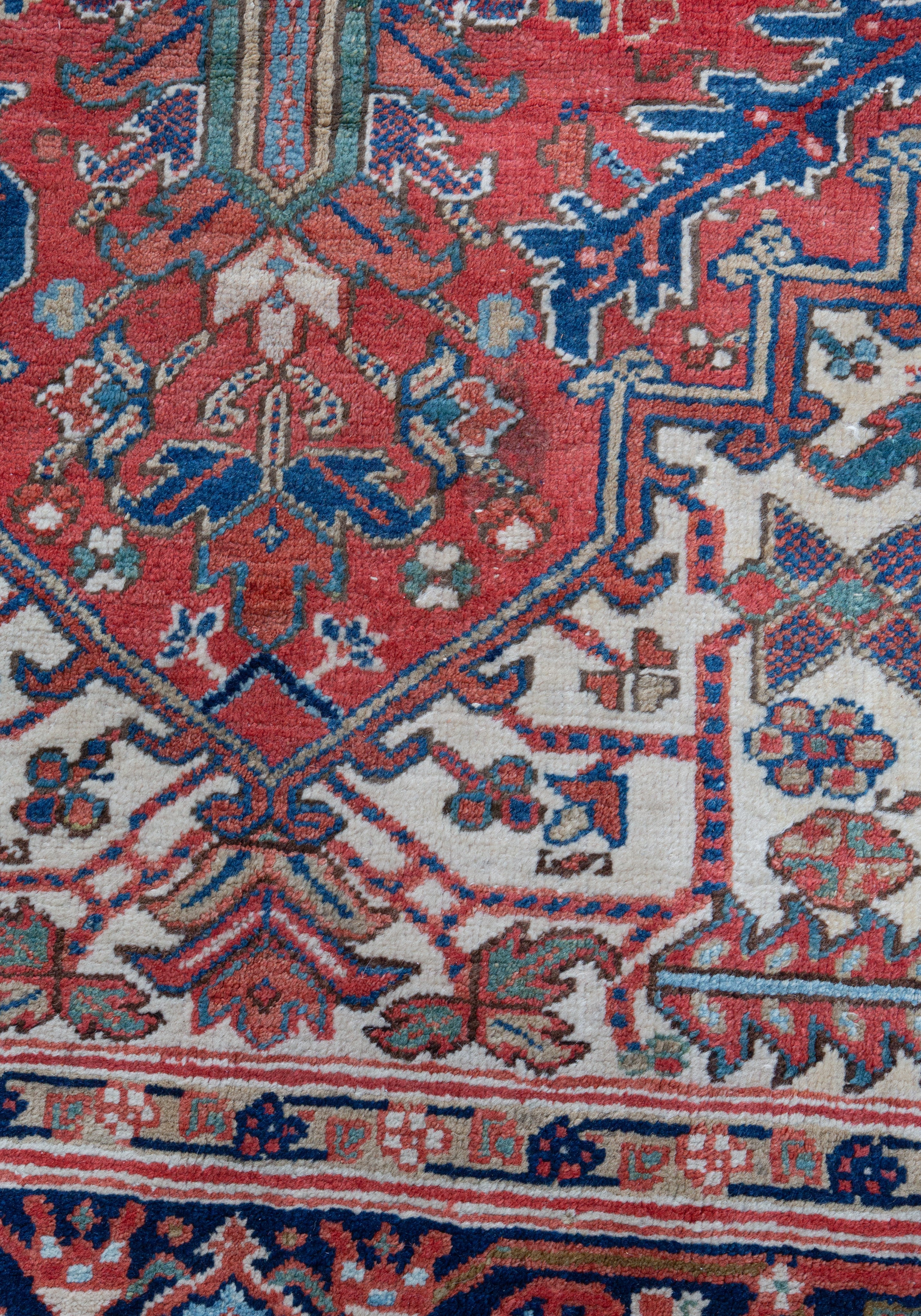 An Oriental woollen rug decorated with geometrical motifs, 280 x 388,5 cm - Image 5 of 6