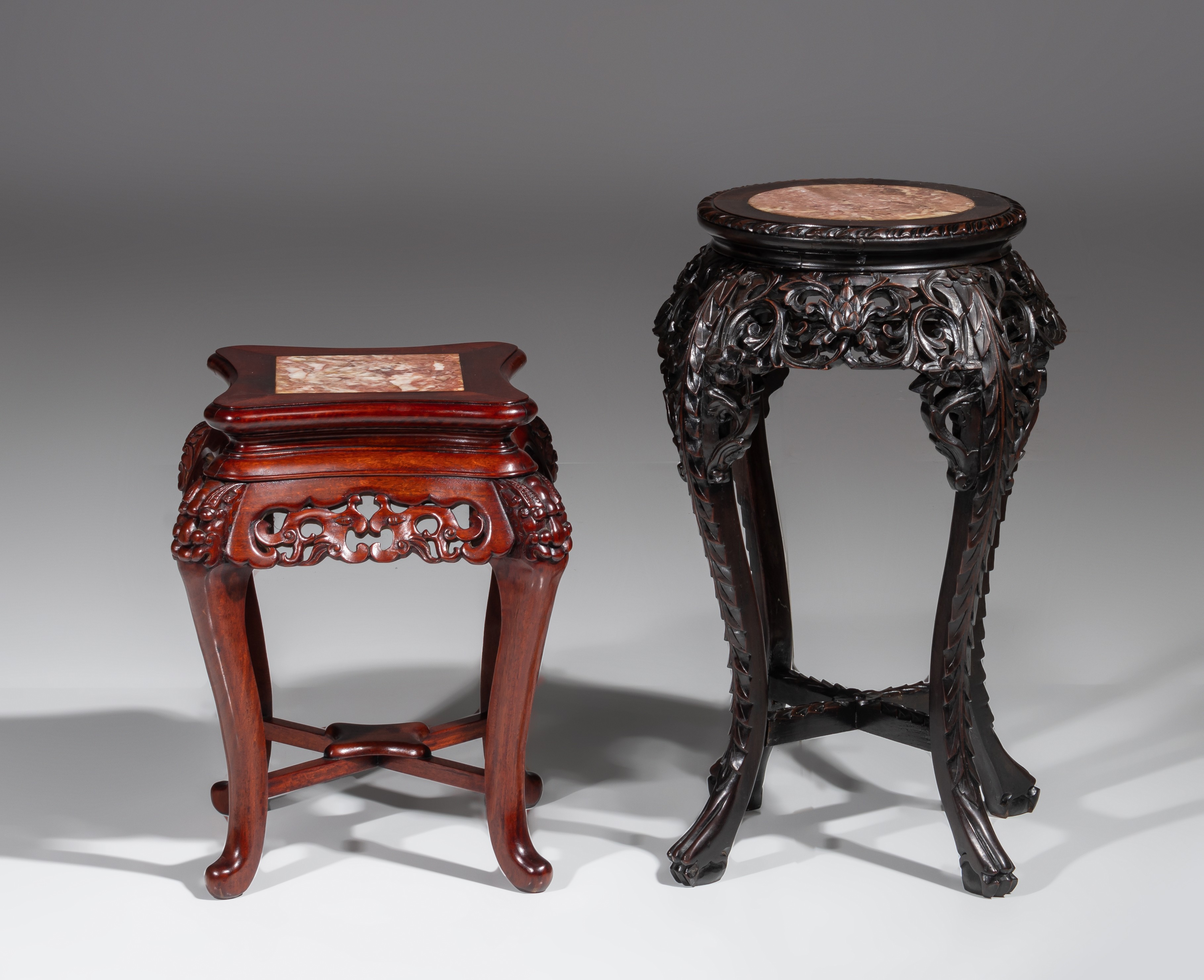 A collection of four carved low hardwood stands, with marble tops, late Qing, tallest H 61,5 cm (4) - Image 4 of 13