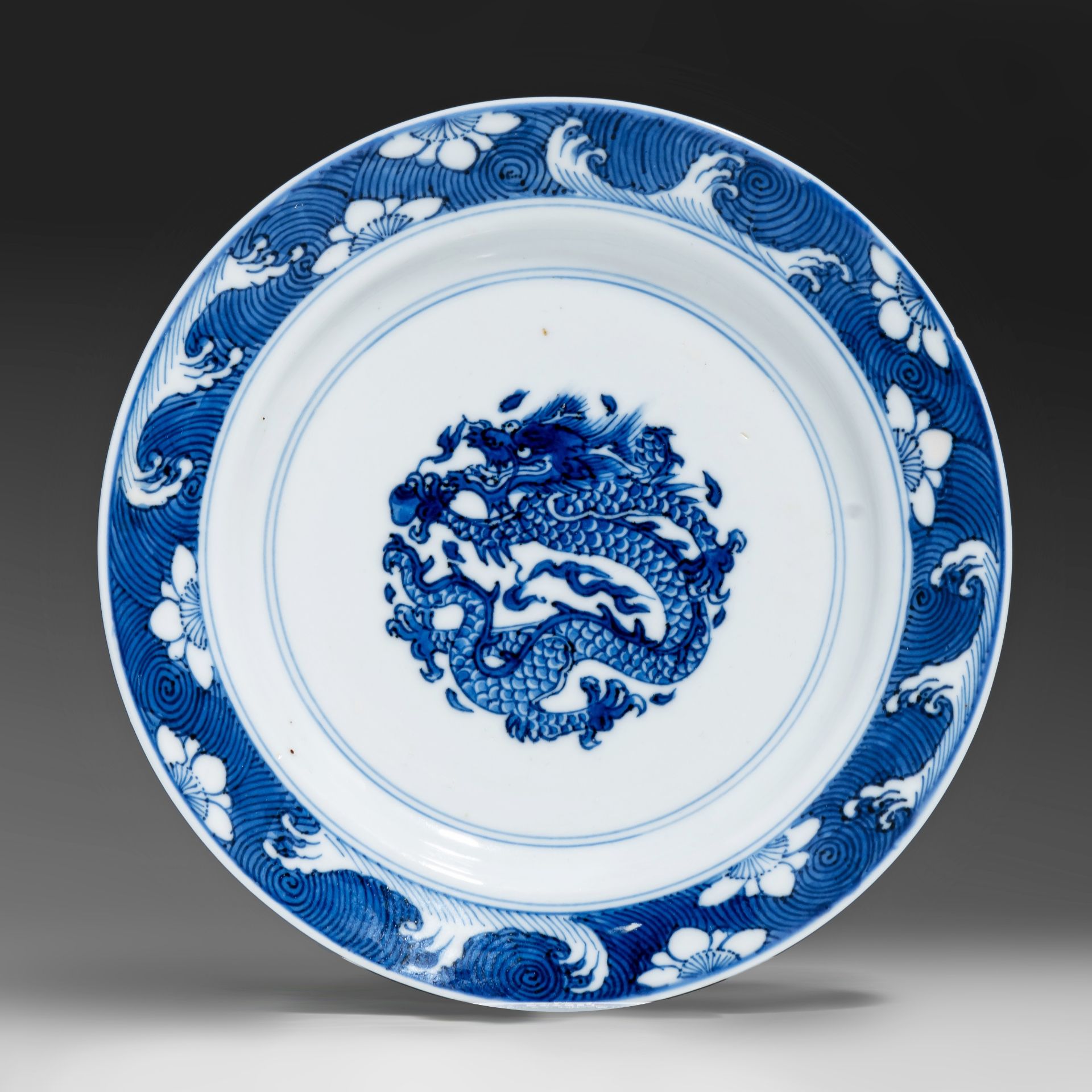 A Chinese blue and white 'Dragon' dish, Kangxi period and symbol mark, ø 16 cm