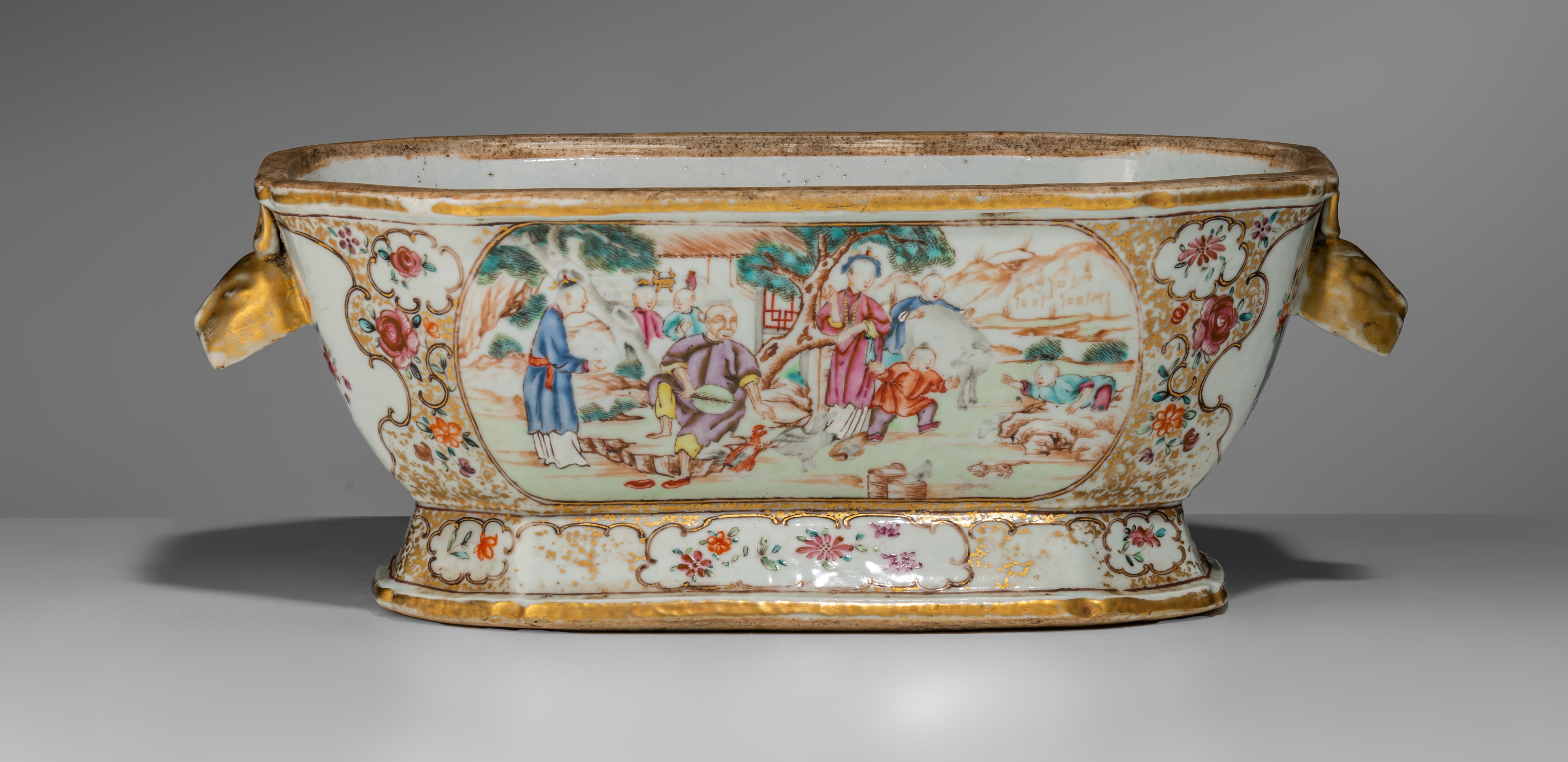 A collection of famille rose and gilt decorated export porcelain ware, 18thC, largest - H 12,5 - 34, - Image 8 of 20