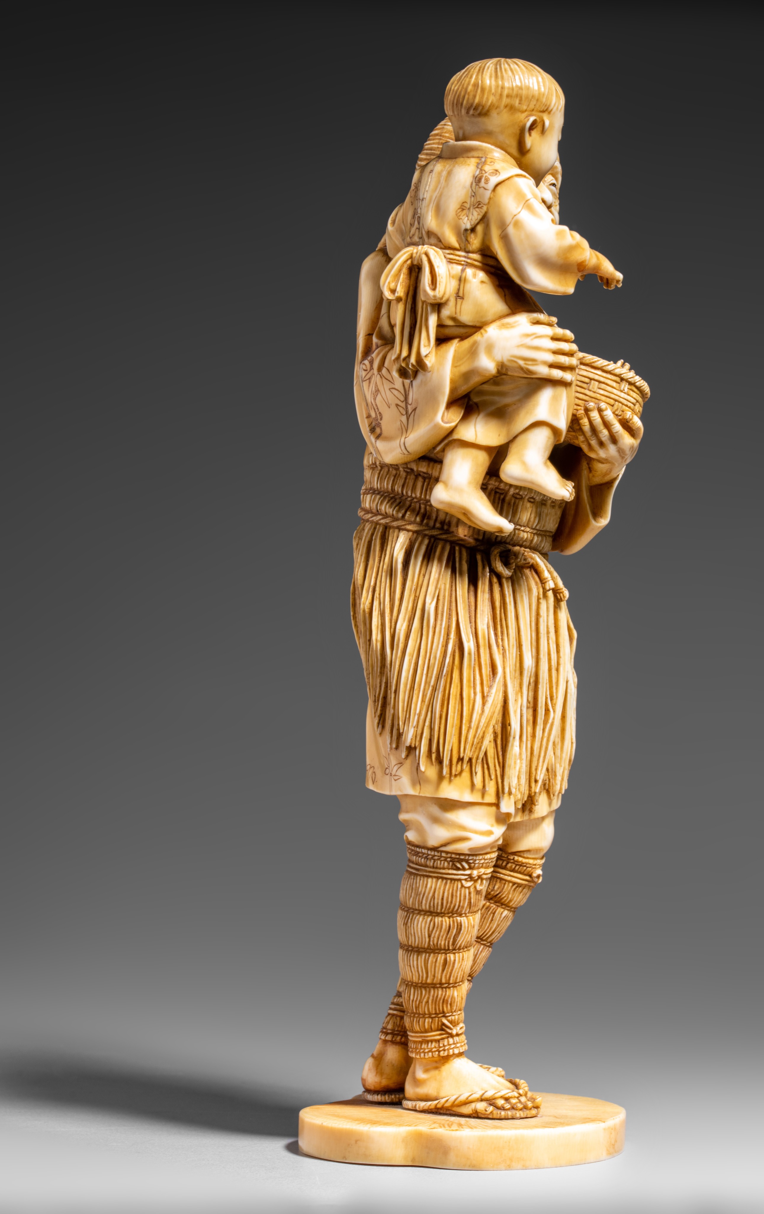 A rare Japanese ivory okimono of a proud grandfather, Meiji period, H 25,2 cm, 736 g (+) - Image 4 of 7