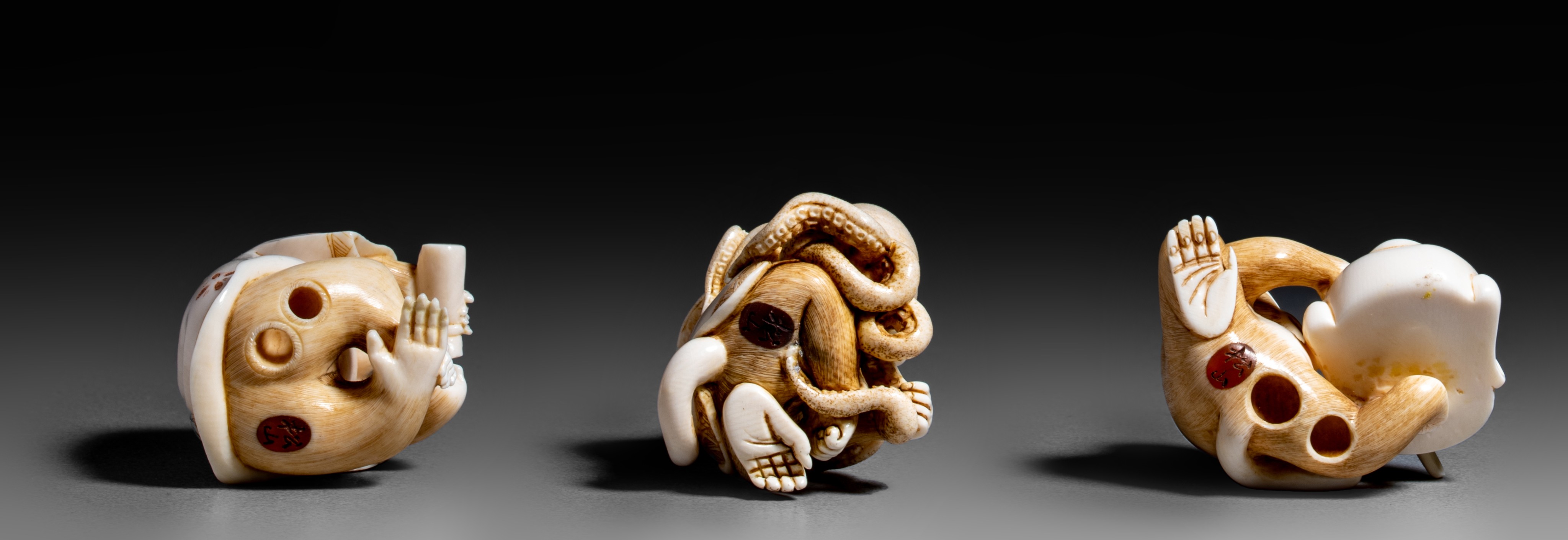 Two ivory netsukes and one okimono, 18g - 16g - 19g (+) - Image 5 of 5
