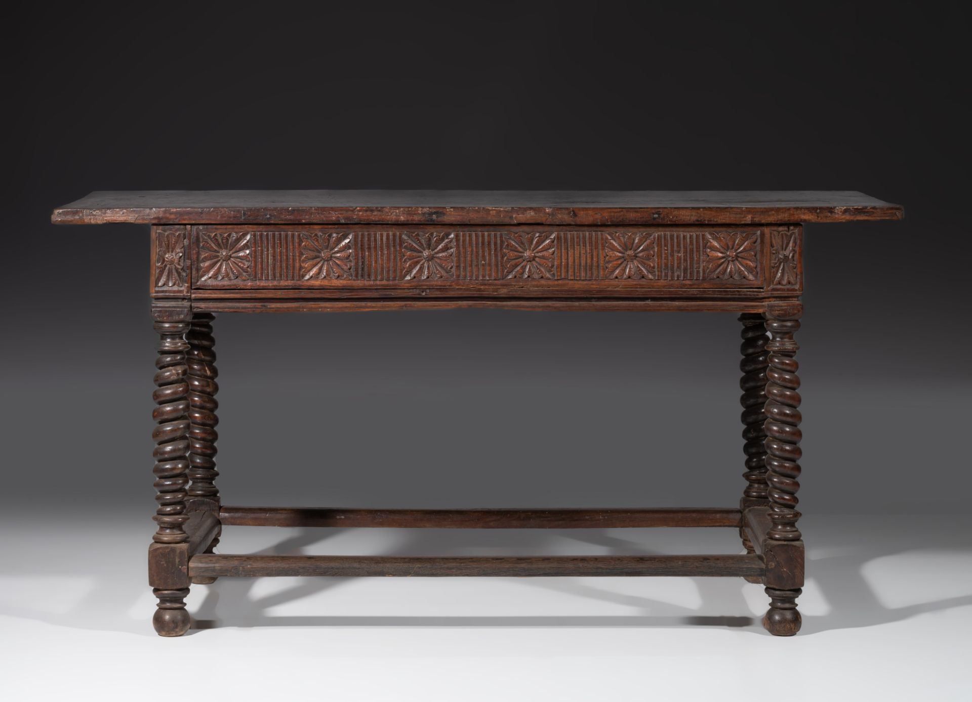 A Spanish Renaissance walnut table, 17thC, H 86,5 - W 171 - D 66 cm - Image 5 of 6