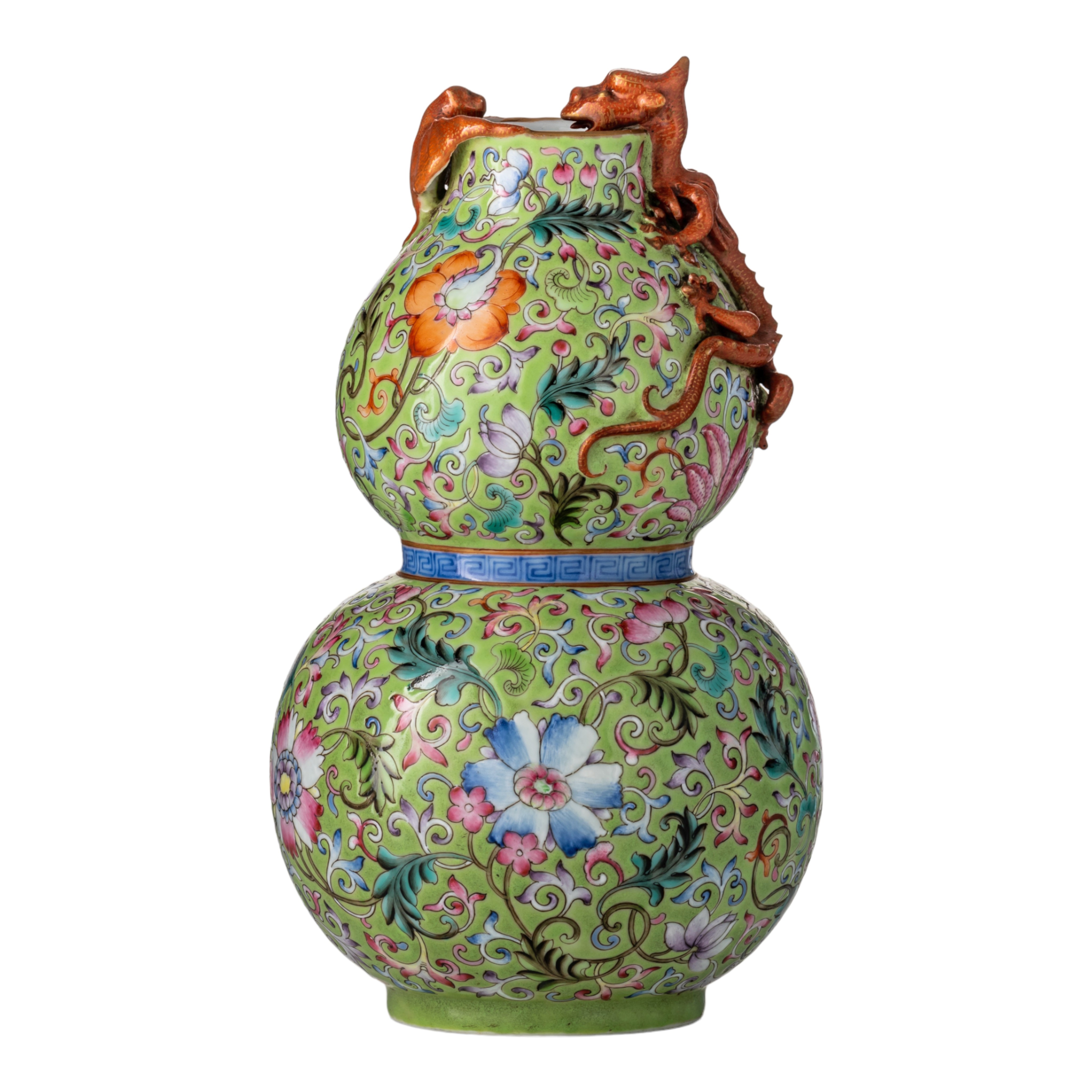 A Chinese famille rose on lime-green ground double-gourd vase, Qianlong mark, 20thC, H 23,5 cm
