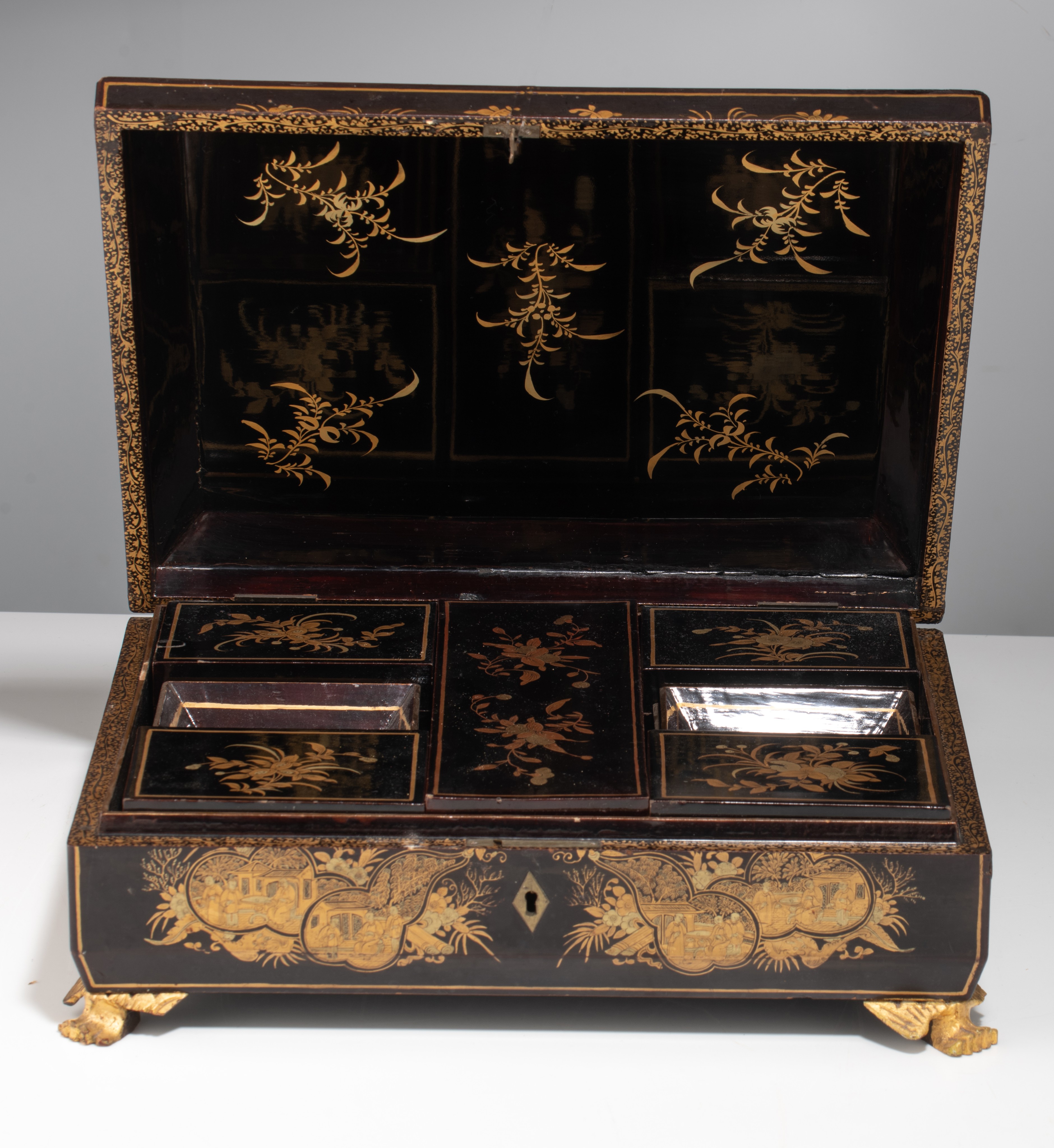 A South-Chinese export gilt and black lacquer game box, 19thC, H 12 - 35 x 30 cm - Image 2 of 10