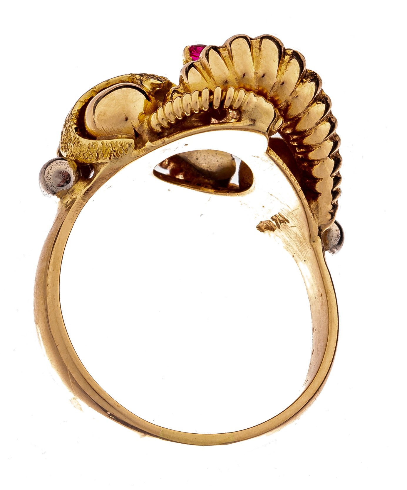 A floral-shaped ring in 18ct yellow gold, set with a brilliant cut diamond and a ruby, 9,3 g - Image 2 of 7