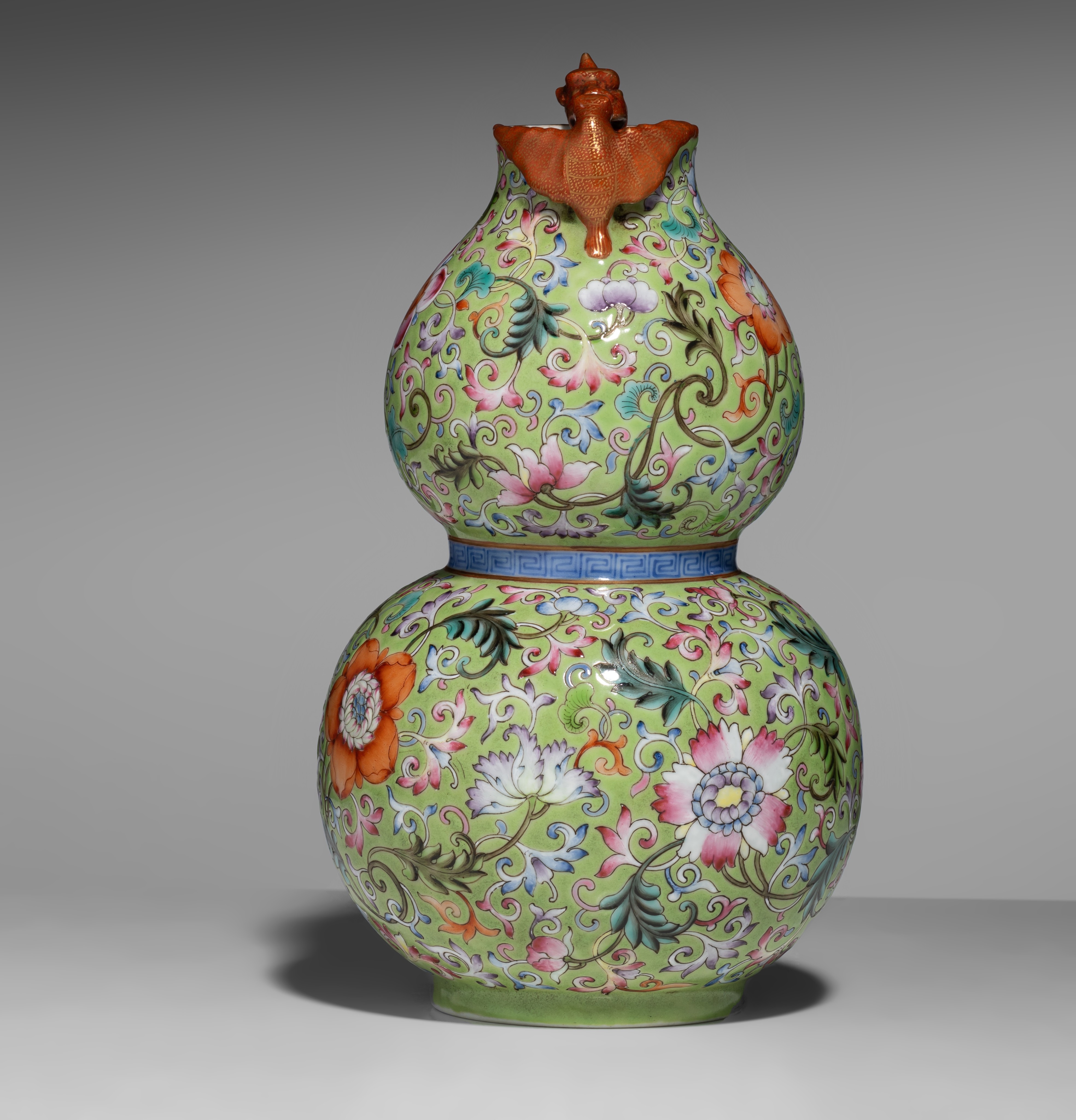 A Chinese famille rose on lime-green ground double-gourd vase, Qianlong mark, 20thC, H 23,5 cm - Image 5 of 8