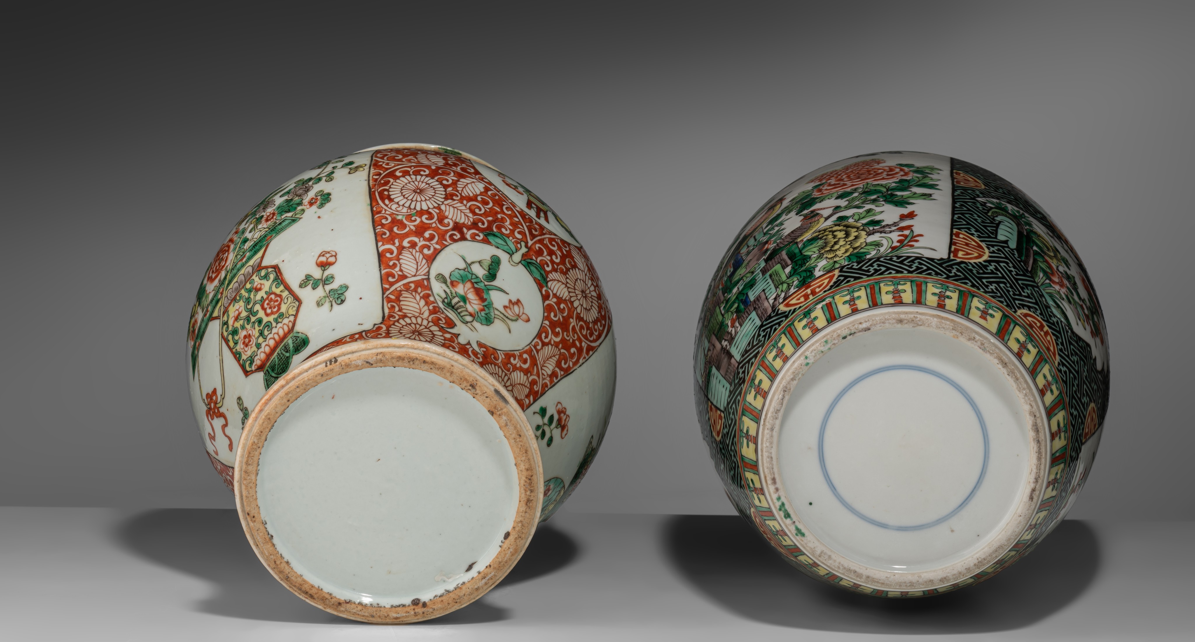 A Chinese famille verte covered vase and a melon-shaped jar, 19thC, H 34,5 - 37,5 cm - Image 7 of 7