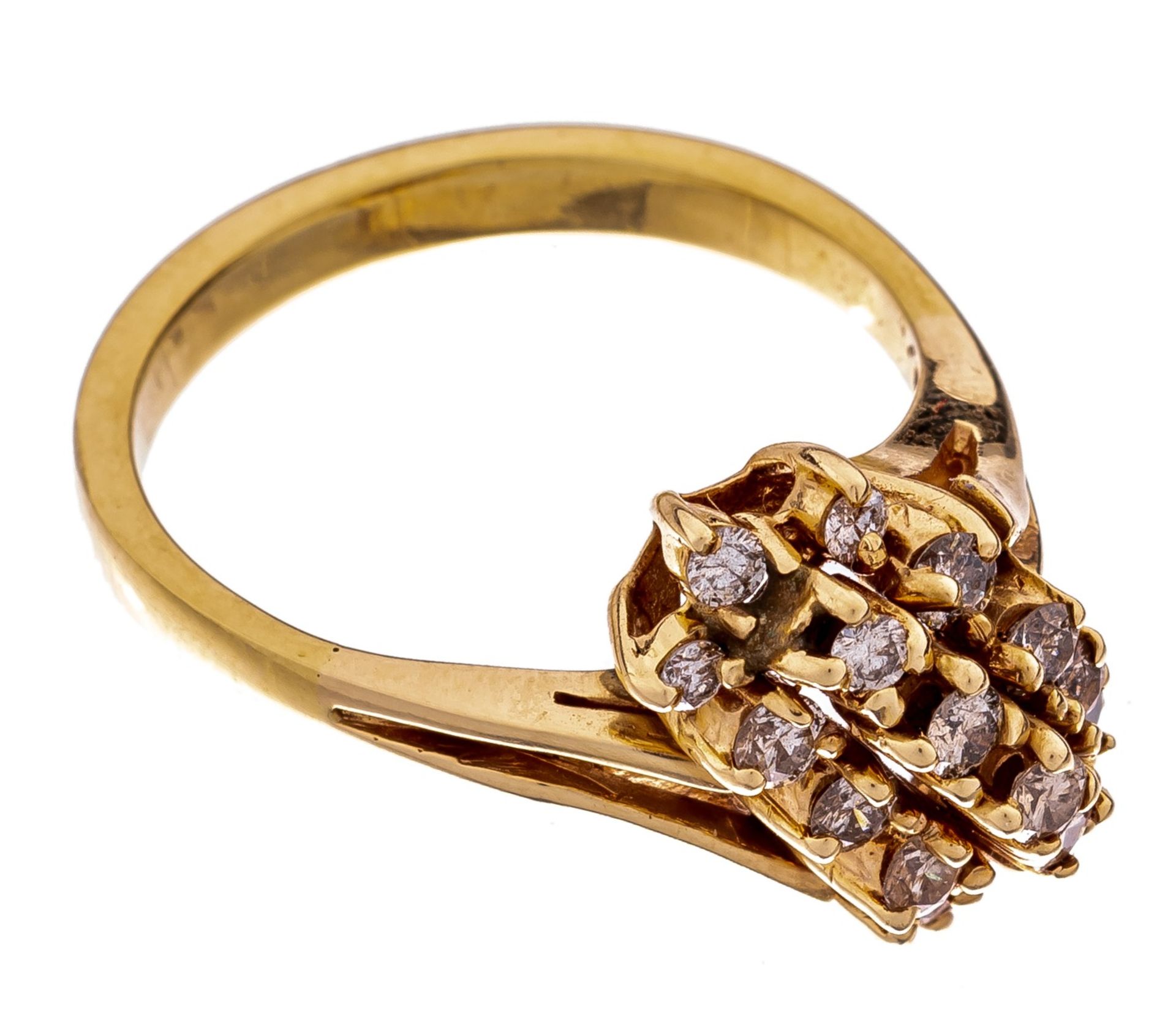 A ring in 18ct yellow gold, set with 19 brilliant cut diamonds, 7,5 g (all-in) - Image 2 of 3