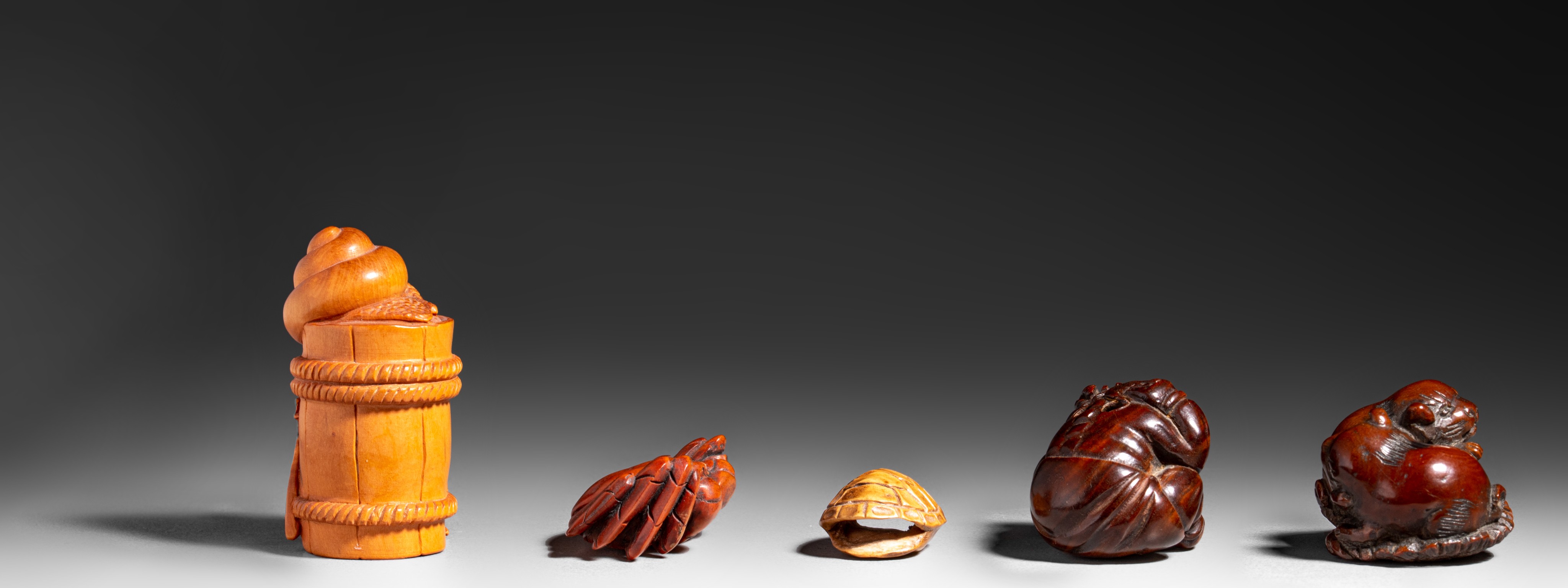 Four netsuke and a ditto ojime, 19th/20thC, H 5,4 cm - W 4,6 cm - W 4,1 cm - W 3,9 cm - H 2,8 cm - Image 6 of 7