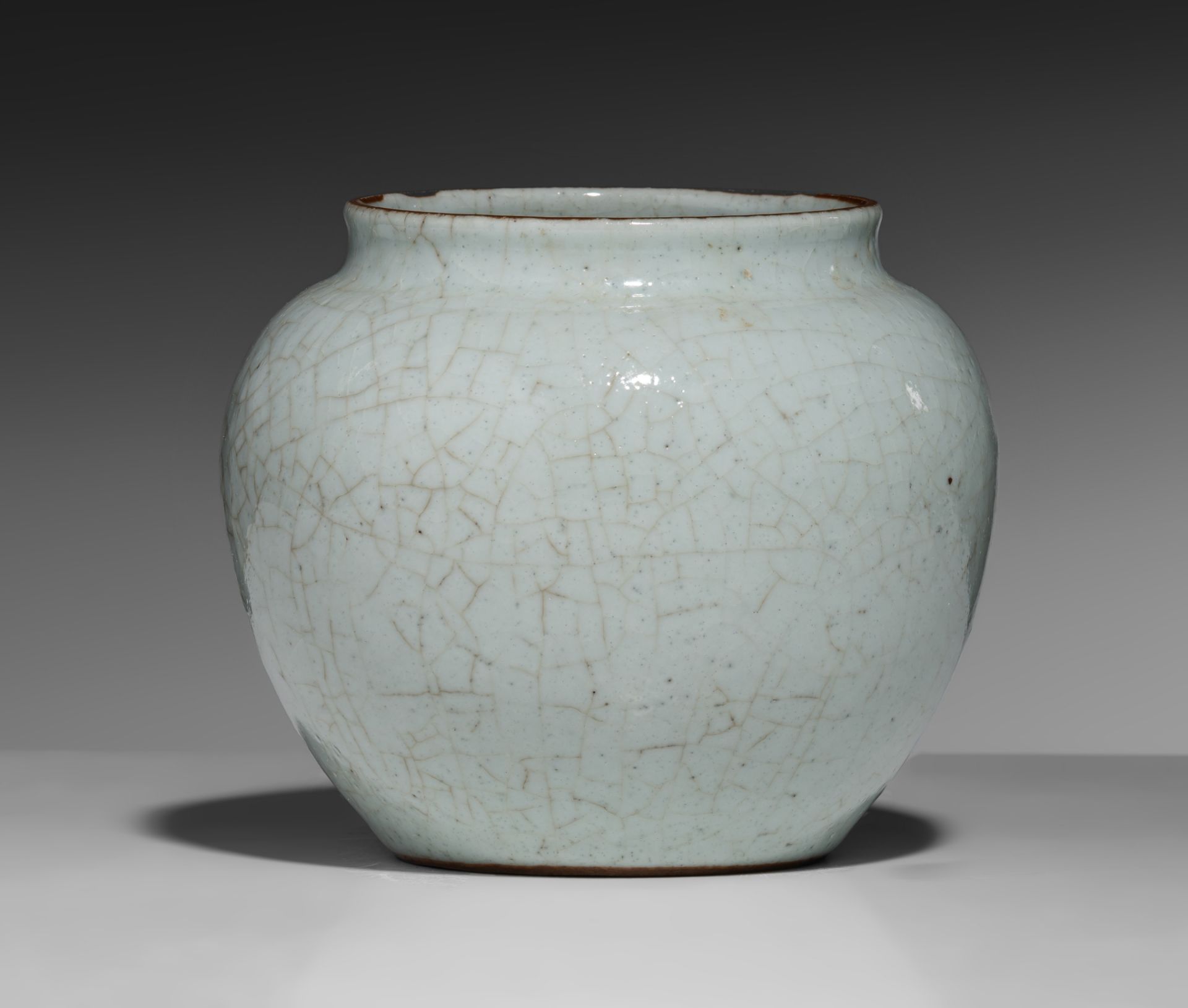 A Chinese Ge-type celadon-crackle glazed jar, H 12 cm - Image 4 of 9