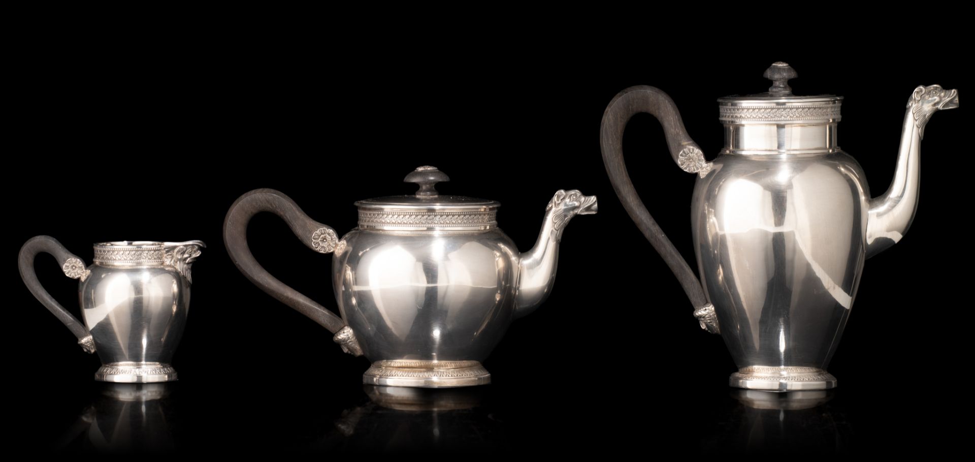 A silver Empire-style three-part coffee and tea set, 950/000, on a matching plate, 835/000 - Image 4 of 10