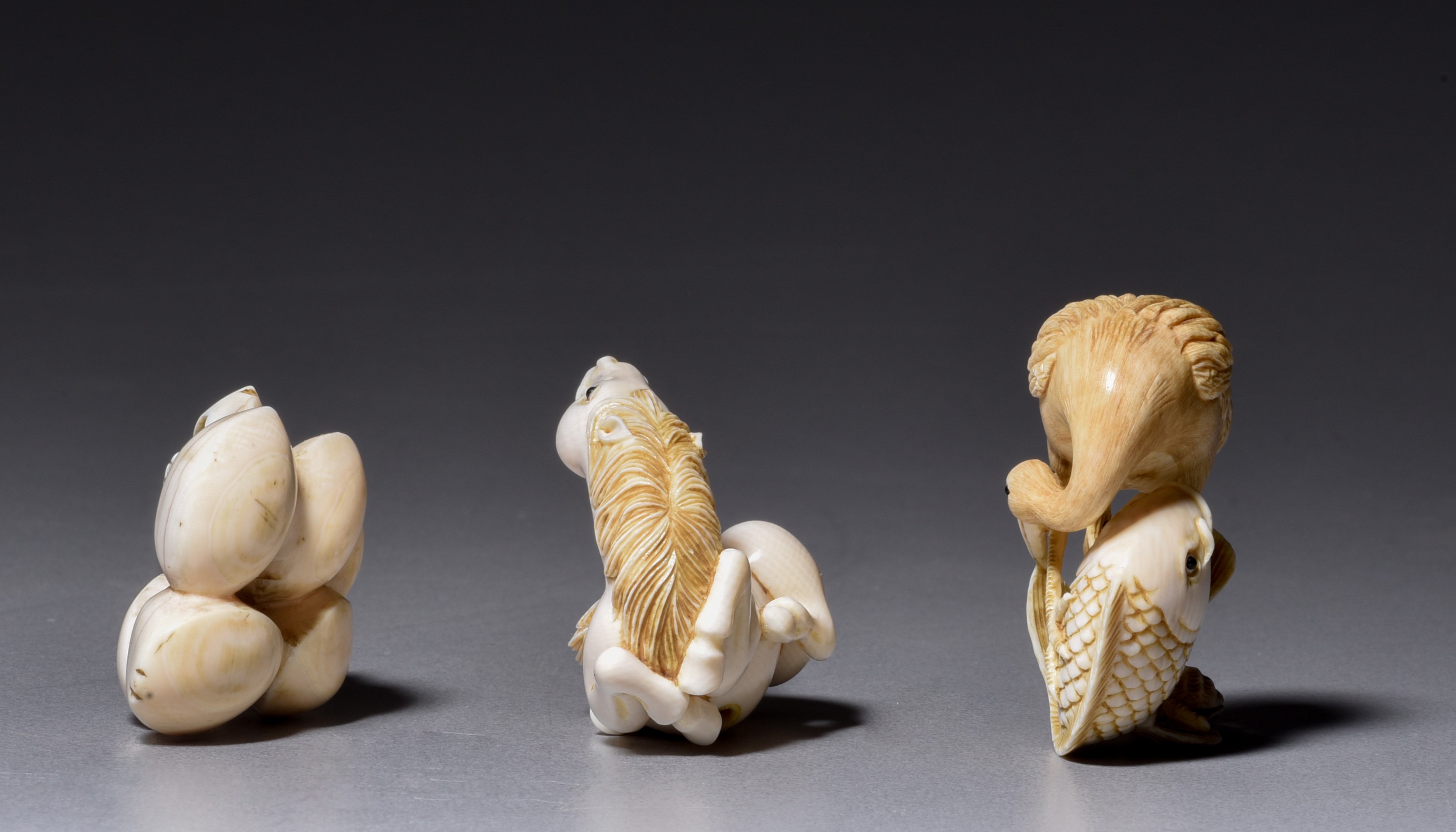 Two ivory netsuke, W 4,2 - 5,2 cm, 19 - 21 g.; one ditto okimono H 4,5 cm - 16 g (+) - Image 2 of 6