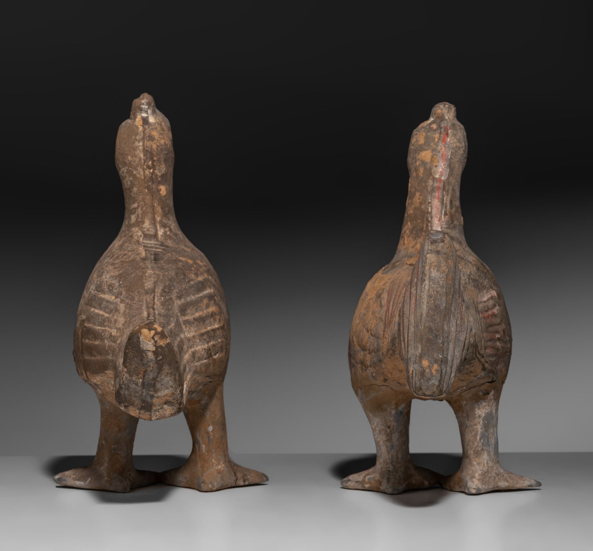 Two Chinese Han pottery figures of roosters, Han dynasty, H 21,8 - 22,8 cm - Bild 6 aus 8