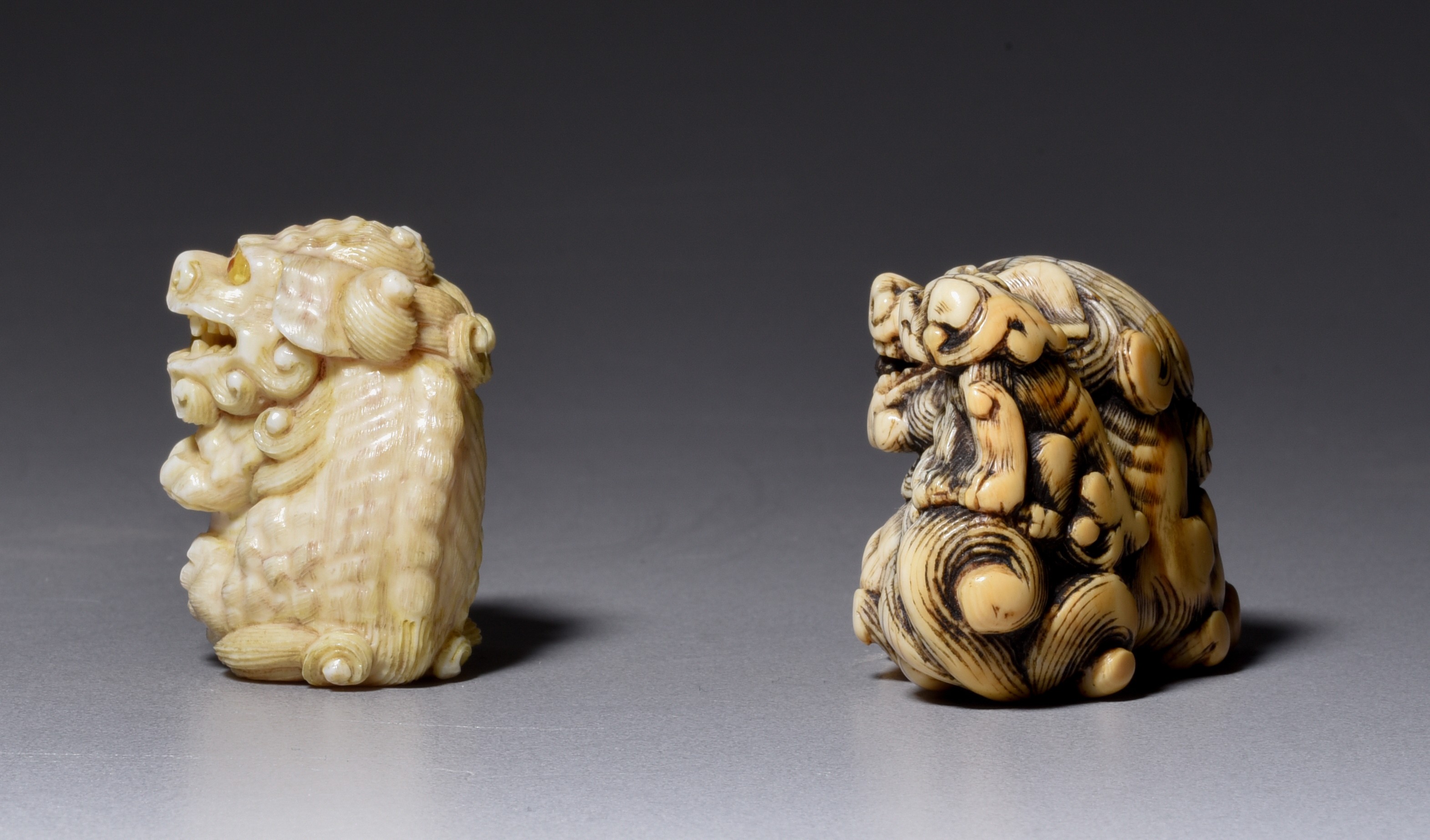 Two Japanese netsuke/okimono of shishi dogs, Edo/Meiji period, H 4 - 4,1 cm / 47g - 38g (+) - Image 2 of 6