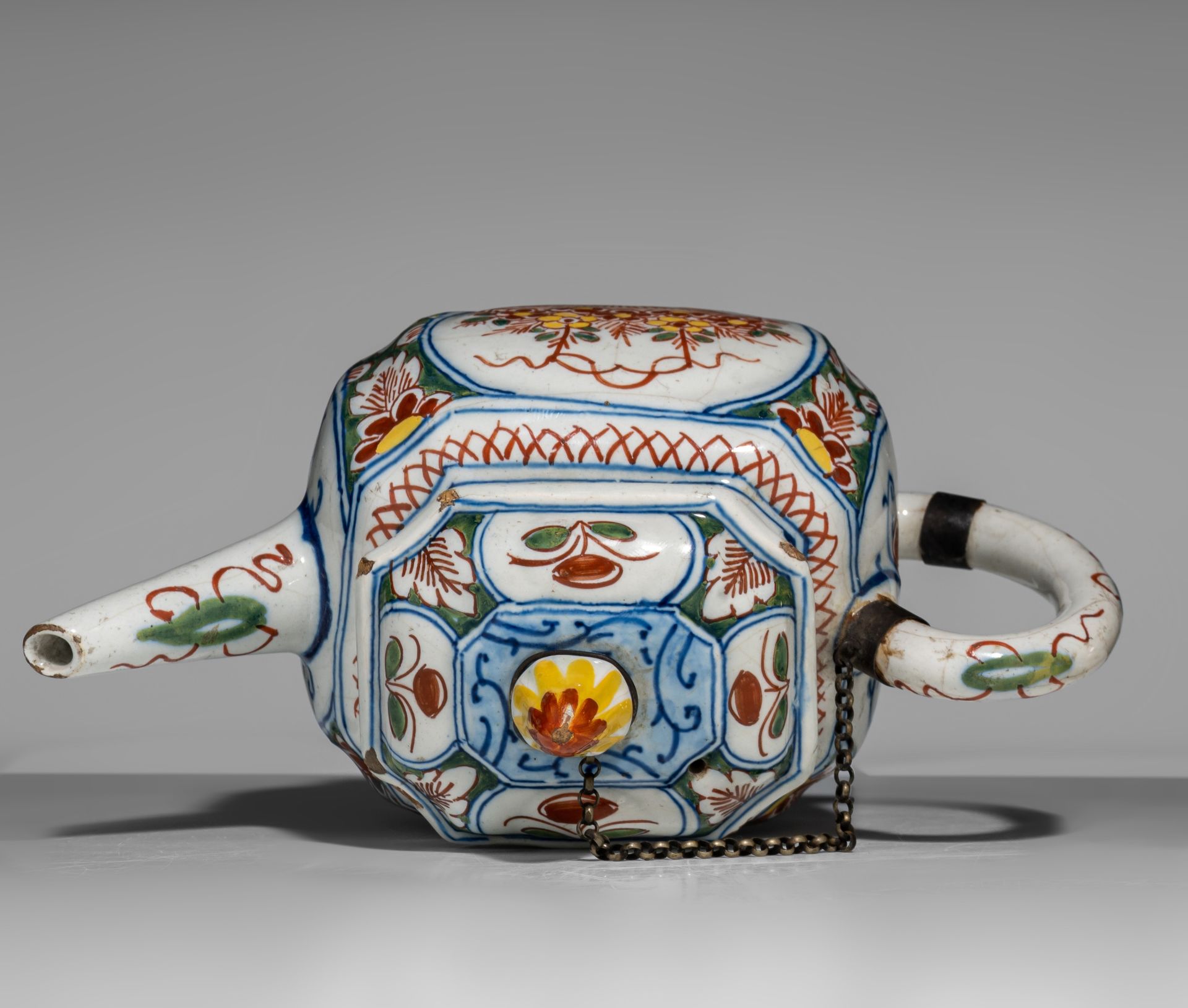 An 18thC Dutch Delft chinoiserie teapot, H 13 cm - Image 12 of 13