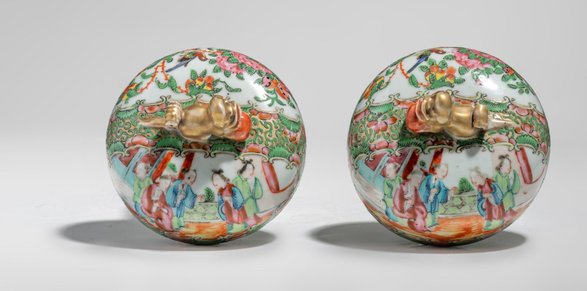 A pair of Chinese Canton lidded vases, 19thC, H 50 cm - Bild 8 aus 9