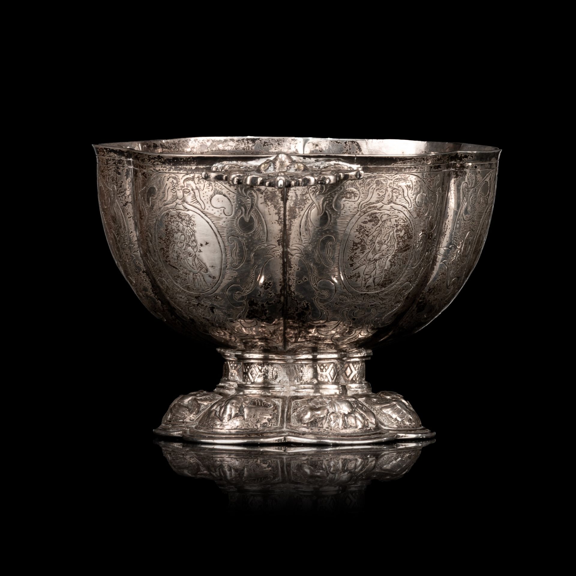 A silver bowl, with apocryphal Dokkum hallmarks, year letter R, H 8 cm, weight: 232 g - Image 5 of 8