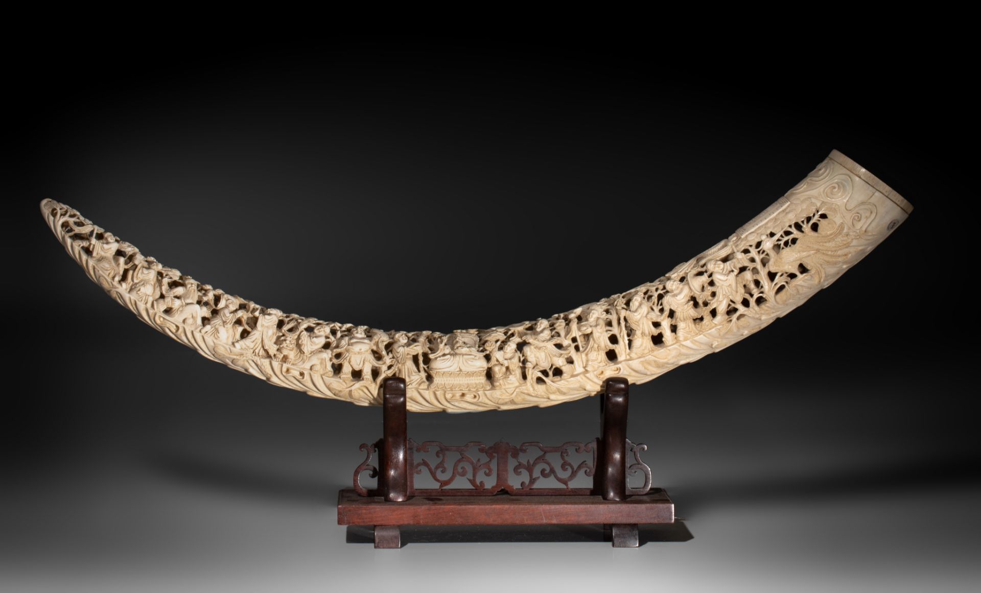 A Chinese sculpted tusk, 1,30 m (outer arch), 1,13 m (inner arch), circumference 39 cm, 5700 g (+) - Image 2 of 15