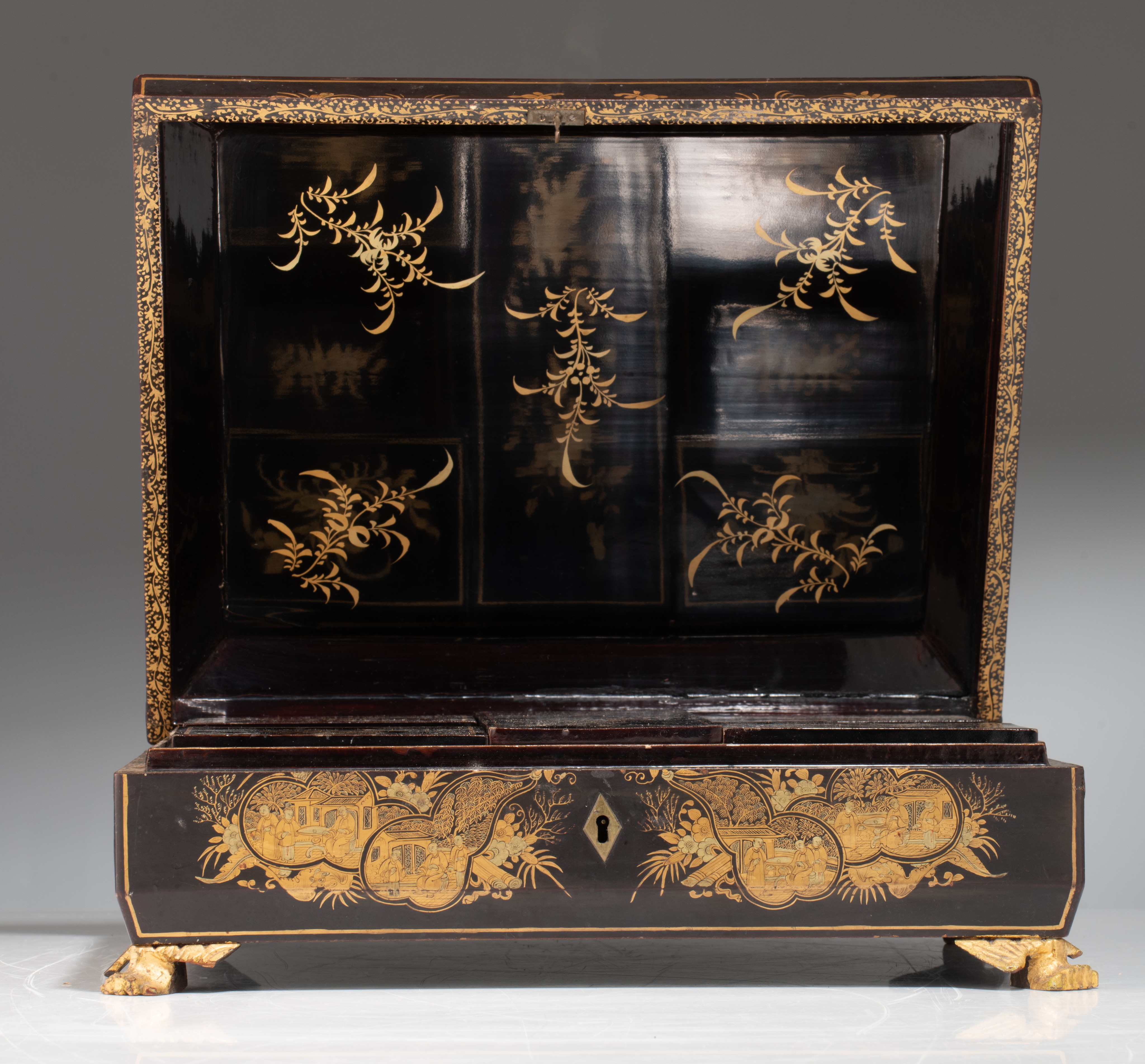 A South-Chinese export gilt and black lacquer game box, 19thC, H 12 - 35 x 30 cm - Image 3 of 10